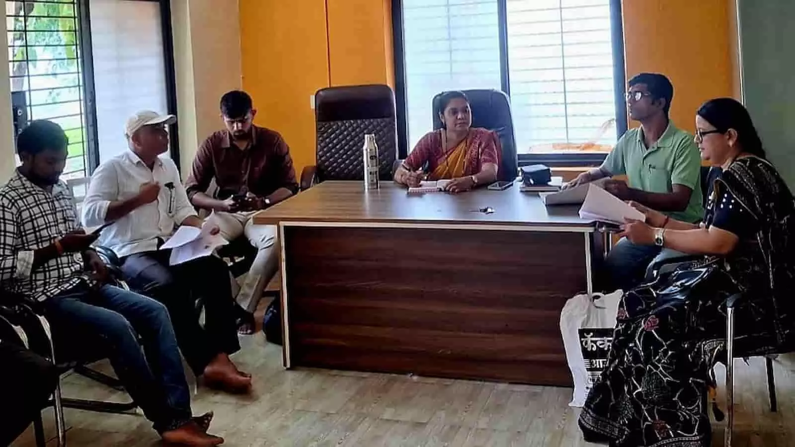 तस्वीर में शिरपुर तहसील के आढे गांव में ग्रामसभा की बैठक के दौरान बैठे अधिकारी और ग्रामीण दिख रहे हैं। तस्वीर में शिरपुर तहसील के आढे गांव में ग्रामसभा की बैठक के दौरान बैठे अधिकारी और ग्रामीण दिख रहे हैं।