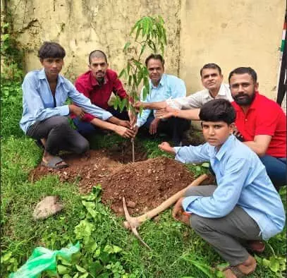 विद्यालय परिसर में वृक्षारोपण करते प्रधानाचार्य और स्टाफ सदस्य। विद्यालय परिसर में वृक्षारोपण करते प्रधानाचार्य और स्टाफ सदस्य।