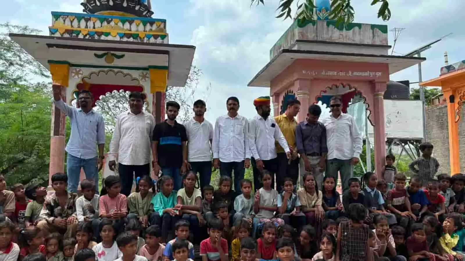 तस्वीर में खमनोर में कांग्रेस कार्यकर्ता और बच्चे मंदिर परिसर में खड़े दिखाई दे रहे हैं। तस्वीर में खमनोर में कांग्रेस कार्यकर्ता और बच्चे मंदिर परिसर में खड़े दिखाई दे रहे हैं।