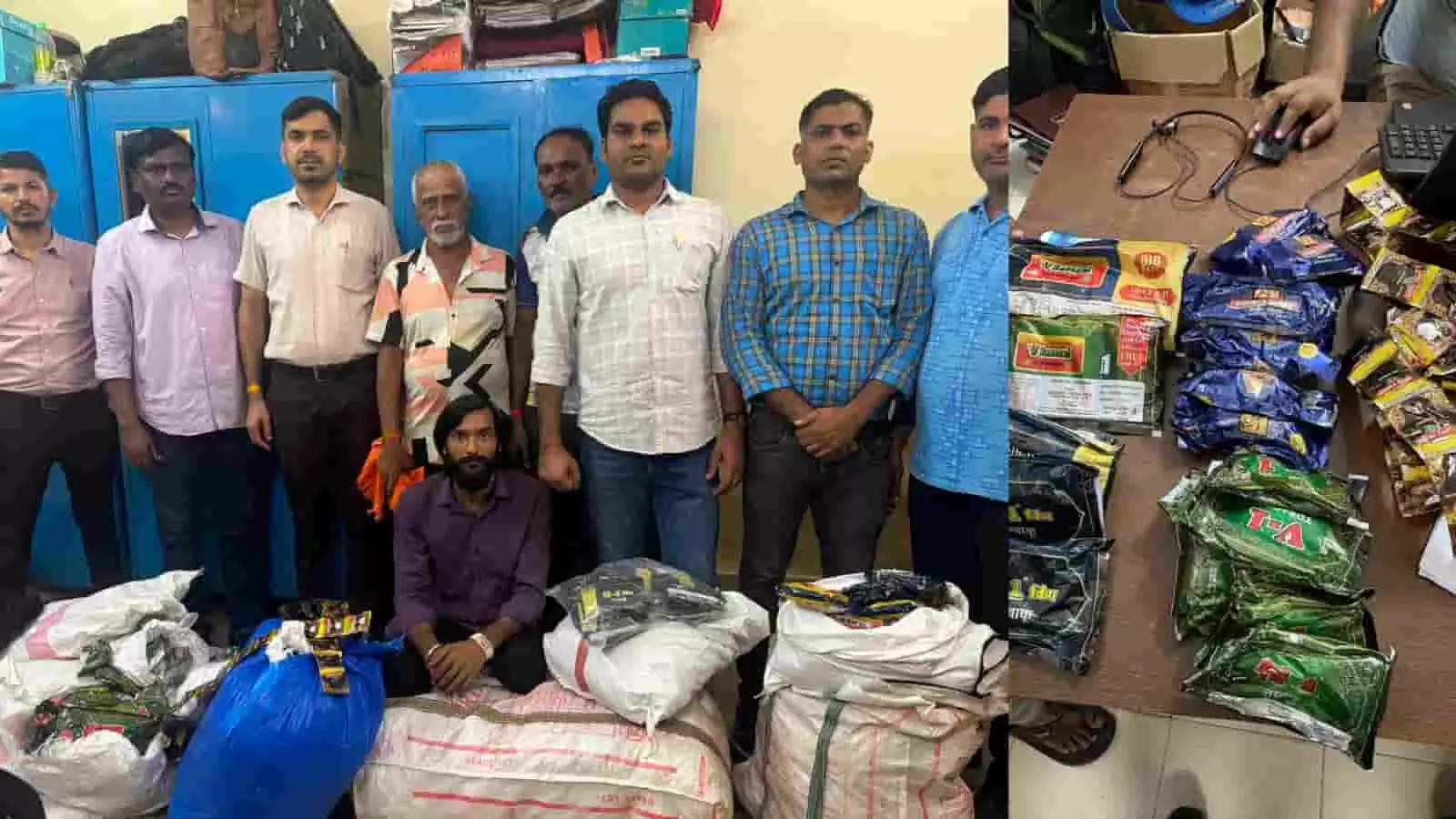 बोरीवली स्टेशन पर बरामद तंबाकू के बोरों के साथ खड़े लोग बोरीवली स्टेशन पर बरामद तंबाकू के बोरों के साथ खड़े लोग