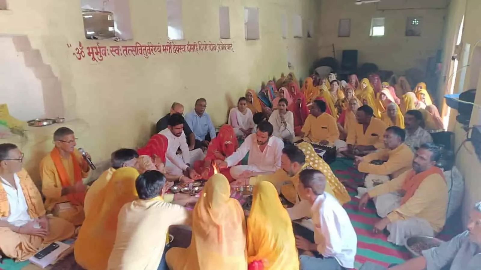 करणपुर के गायत्री नव चेतना केंद्र में हवन कुंड के पास अनुष्ठान करते यज्ञाचार्य और श्रद्धालु। करणपुर के गायत्री नव चेतना केंद्र में हवन कुंड के पास अनुष्ठान करते यज्ञाचार्य और श्रद्धालु।