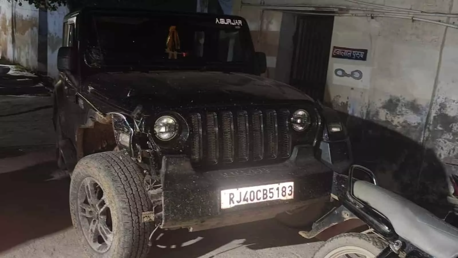 तस्वीर में डीग में सड़क हादसे के बाद पुलिस द्वारा बरामद की गई काली थार गाड़ी खड़ी दिख रही है। तस्वीर में डीग में सड़क हादसे के बाद पुलिस द्वारा बरामद की गई काली थार गाड़ी खड़ी दिख रही है।