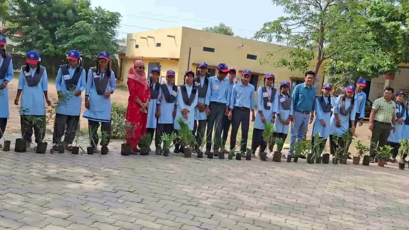 विद्यालय परिसर में कतार में खड़े छात्र-छात्राएं और शिक्षक पौधारोपण कार्यक्रम के दौरान नर्सरी पौधों के साथ दिख रहे हैं। विद्यालय परिसर में कतार में खड़े छात्र-छात्राएं और शिक्षक पौधारोपण कार्यक्रम के दौरान नर्सरी पौधों के साथ दिख रहे हैं।