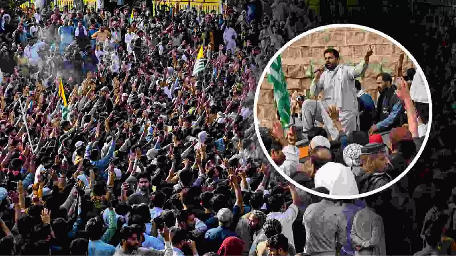 प्रदर्शनकारियों की भीड़ और नेताओं का संबोधन पाकिस्तान के कब्जे वाले कश्मीर में विरोध प्रदर्शन के दौरान। प्रदर्शनकारियों की भीड़ और नेताओं का संबोधन पाकिस्तान के कब्जे वाले कश्मीर में विरोध प्रदर्शन के दौरान।