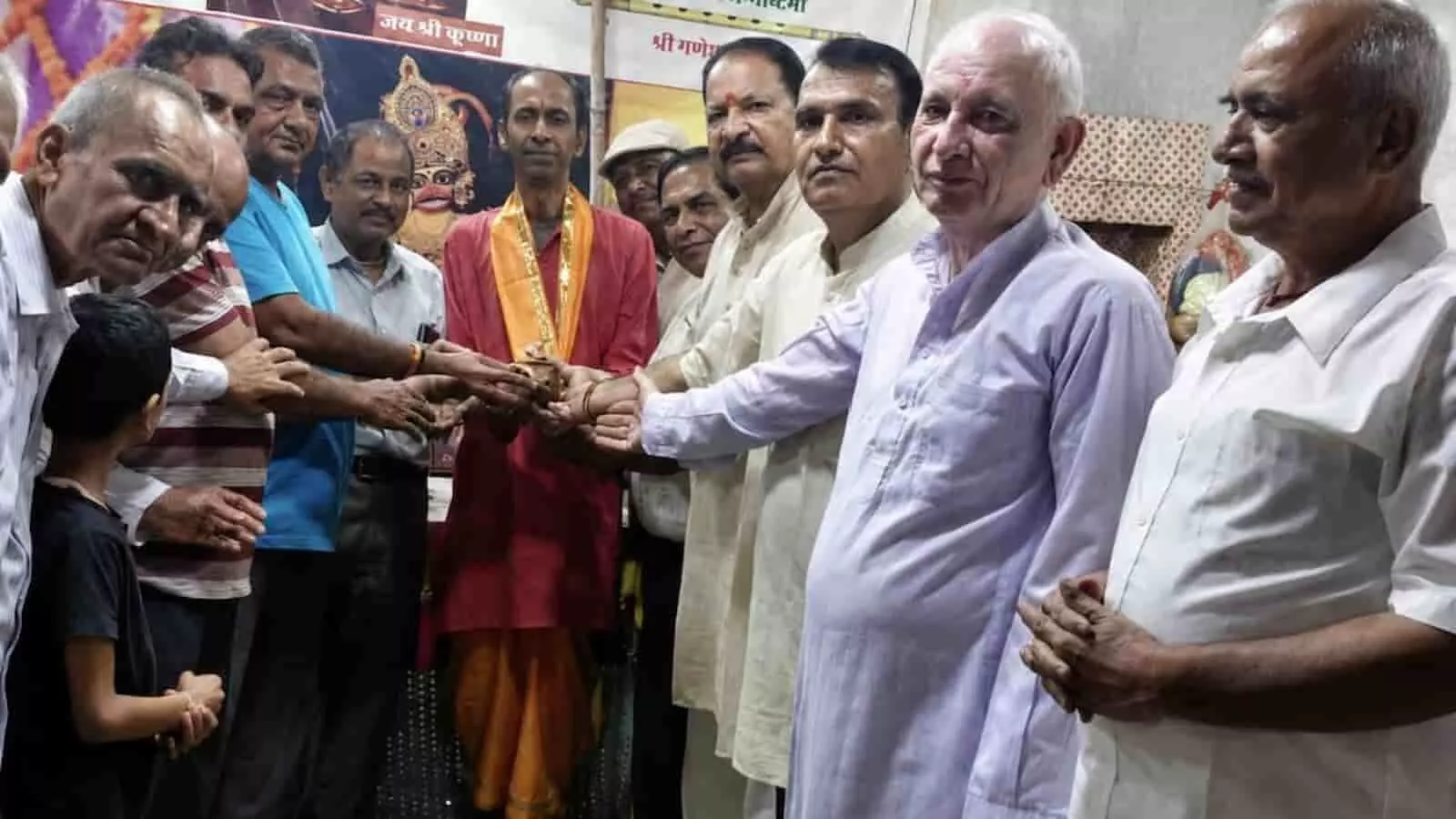 तस्वीर में मंदिर के अंदर खड़े नागरिक पुजारी नाथूराम जोशी को श्रीफल भेंट करते हुए। तस्वीर में मंदिर के अंदर खड़े नागरिक पुजारी नाथूराम जोशी को श्रीफल भेंट करते हुए।