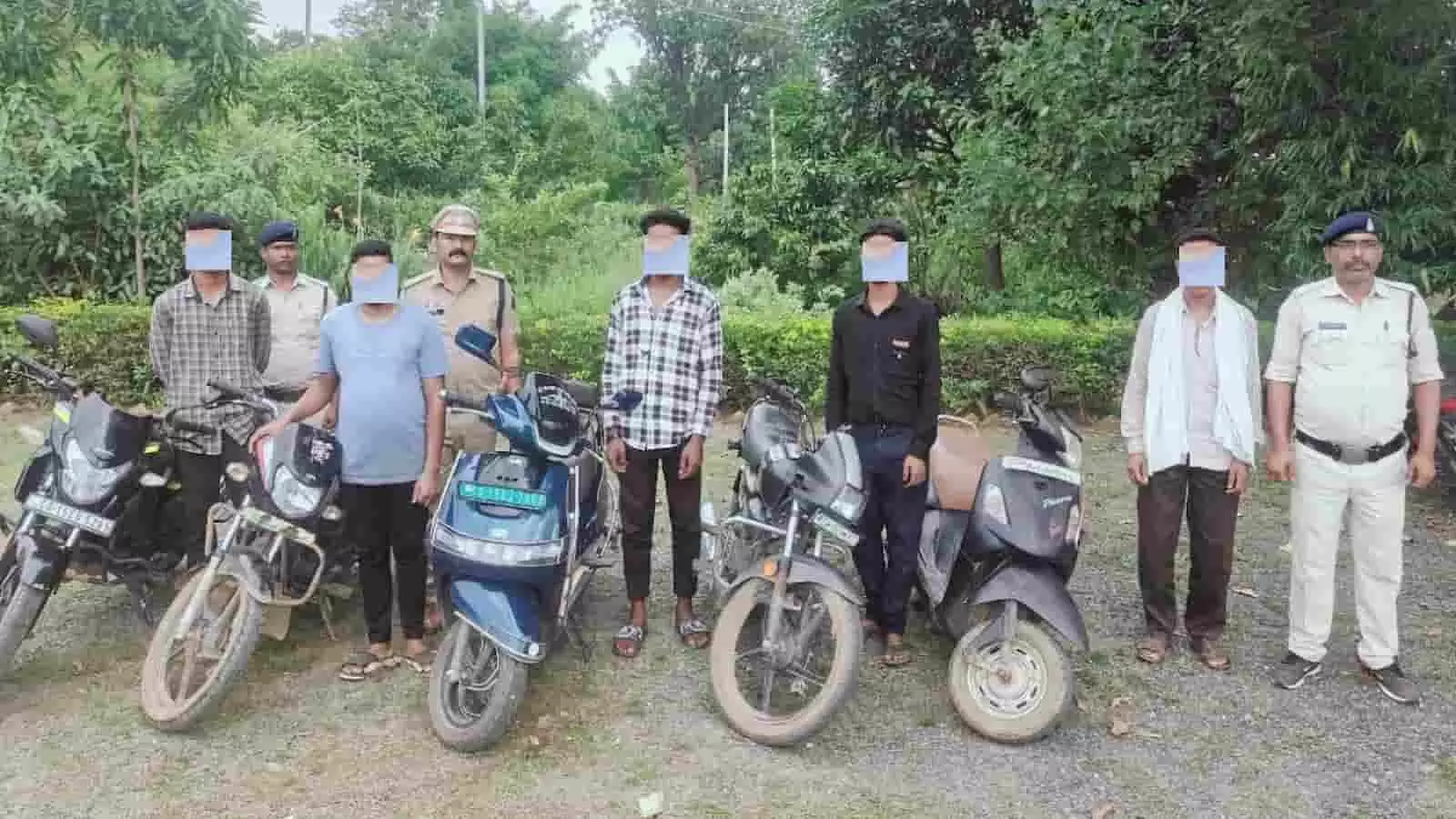 पुलिसकर्मियों के साथ दोपहिया वाहन और लोग खुले स्थान पर खड़े दिख रहे हैं। पुलिसकर्मियों के साथ दोपहिया वाहन और लोग खुले स्थान पर खड़े दिख रहे हैं।