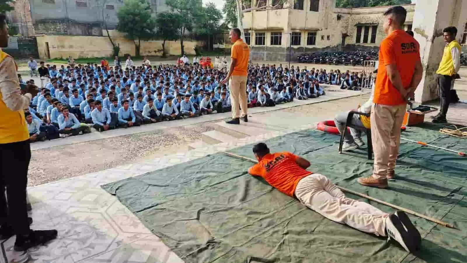 तस्वीर में SDRF जवान ब्यावर के एक स्कूल में विद्यार्थियों को आपदा बचाव प्रशिक्षण देते दिख रहे हैं। तस्वीर में SDRF जवान ब्यावर के एक स्कूल में विद्यार्थियों को आपदा बचाव प्रशिक्षण देते दिख रहे हैं।
