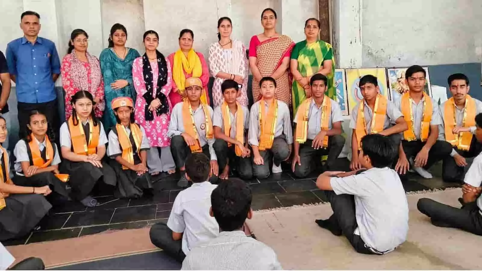 तस्वीर में स्कूल परिसर में पारंपरिक सम्मान के साथ नवनिर्वाचित छात्र और शिक्षक बैठे हुए दिख रहे हैं। तस्वीर में स्कूल परिसर में पारंपरिक सम्मान के साथ नवनिर्वाचित छात्र और शिक्षक बैठे हुए दिख रहे हैं।