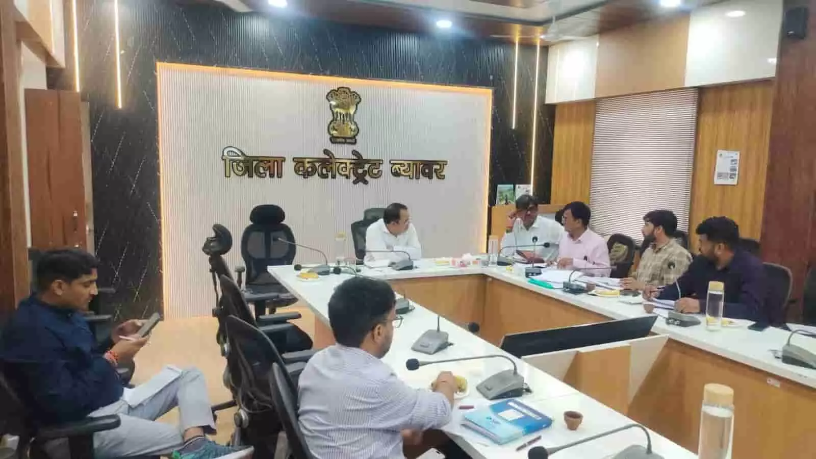 ब्यावर जिला कलेक्ट्रेट सभागार में अधिकारियों के साथ जल जीवन मिशन की बैठक करते जिला कलक्टर। ब्यावर जिला कलेक्ट्रेट सभागार में अधिकारियों के साथ जल जीवन मिशन की बैठक करते जिला कलक्टर।