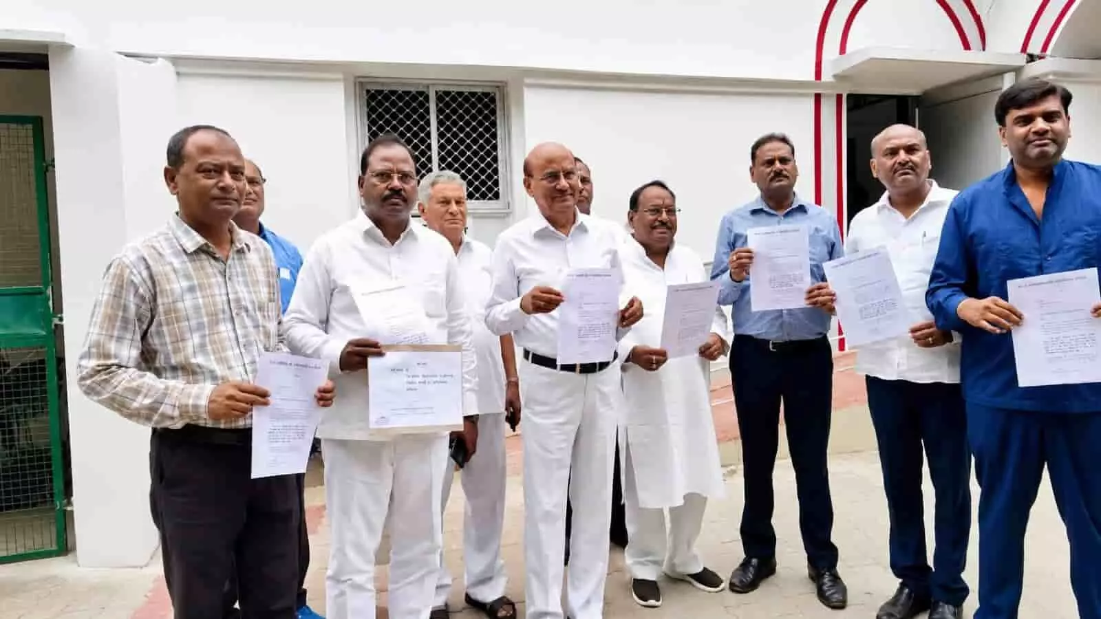 रायबरेली में विभिन्न निजी विद्यालयों के प्रबंधक हाथों में ज्ञापन की कॉपियां थामे हुए खड़े हैं। रायबरेली में विभिन्न निजी विद्यालयों के प्रबंधक हाथों में ज्ञापन की कॉपियां थामे हुए खड़े हैं।