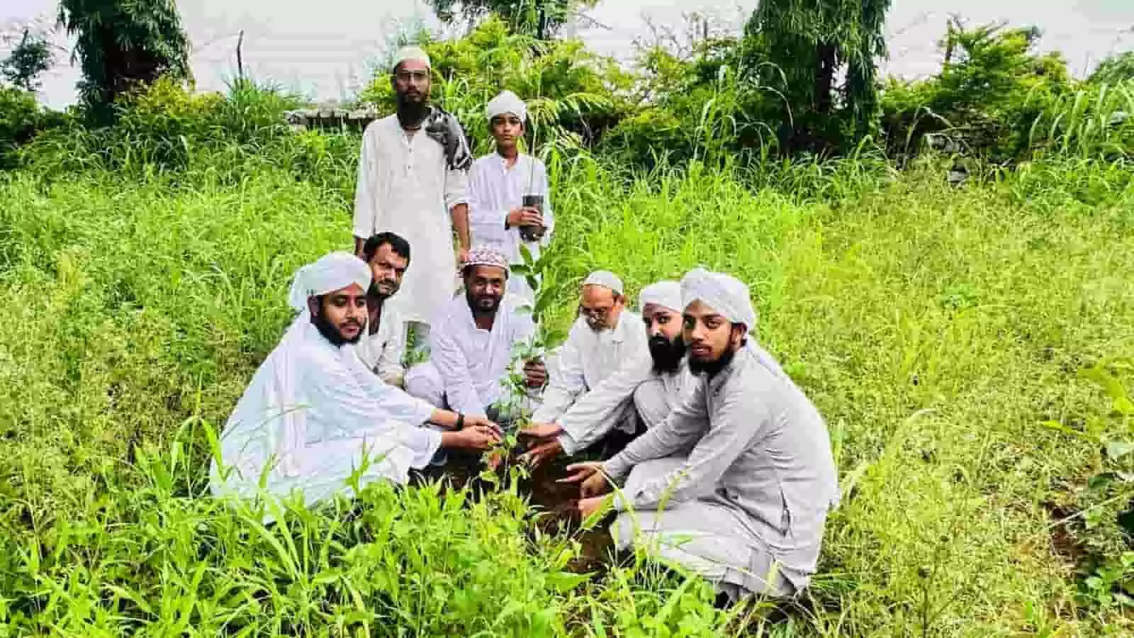 तस्वीर में बेगूं में पौधे लगाते हुए नागरिक वृक्षारोपण अभियान के संदर्भ में दिख रहे हैं। तस्वीर में बेगूं में पौधे लगाते हुए नागरिक वृक्षारोपण अभियान के संदर्भ में दिख रहे हैं।