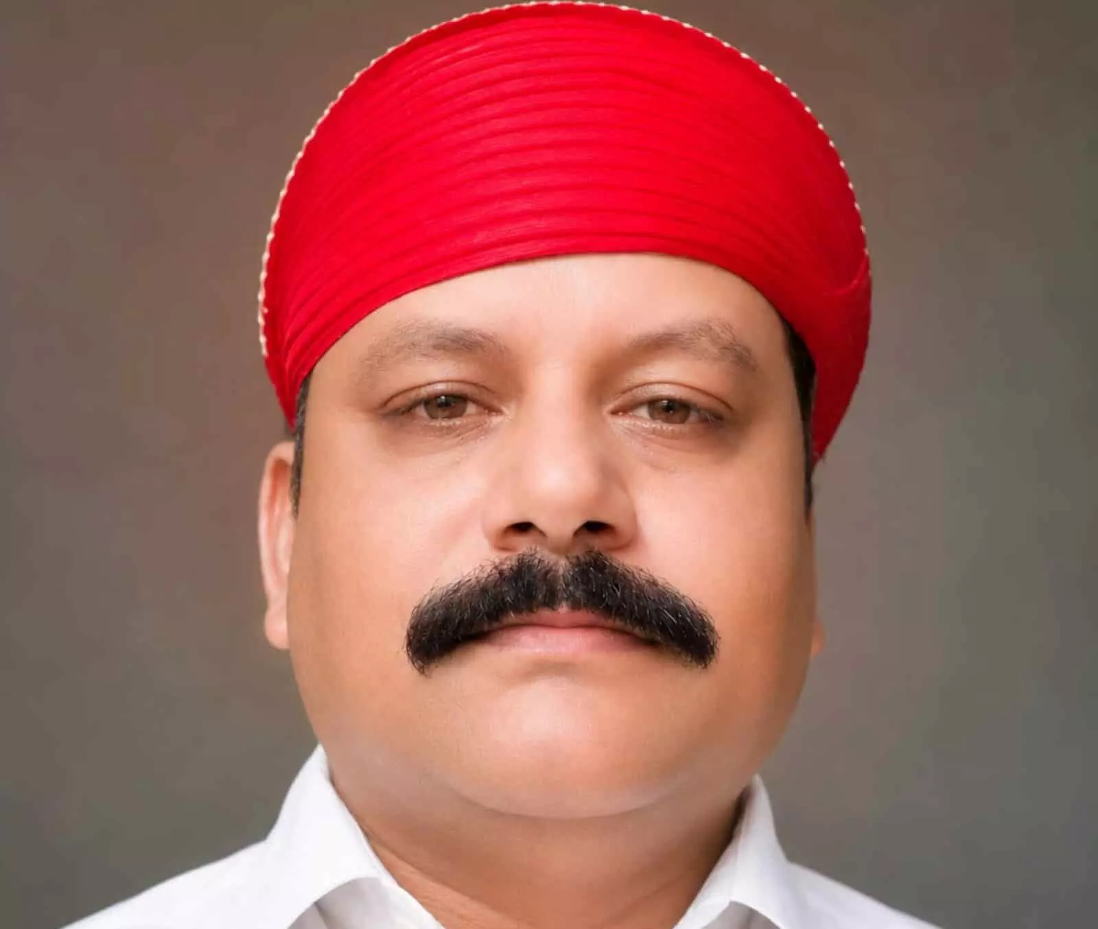 तस्वीर में राव दिलीप सिंह परिहार सादे बैकग्राउंड के सामने खड़े नजर आ रहे हैं। तस्वीर में राव दिलीप सिंह परिहार सादे बैकग्राउंड के सामने खड़े नजर आ रहे हैं।