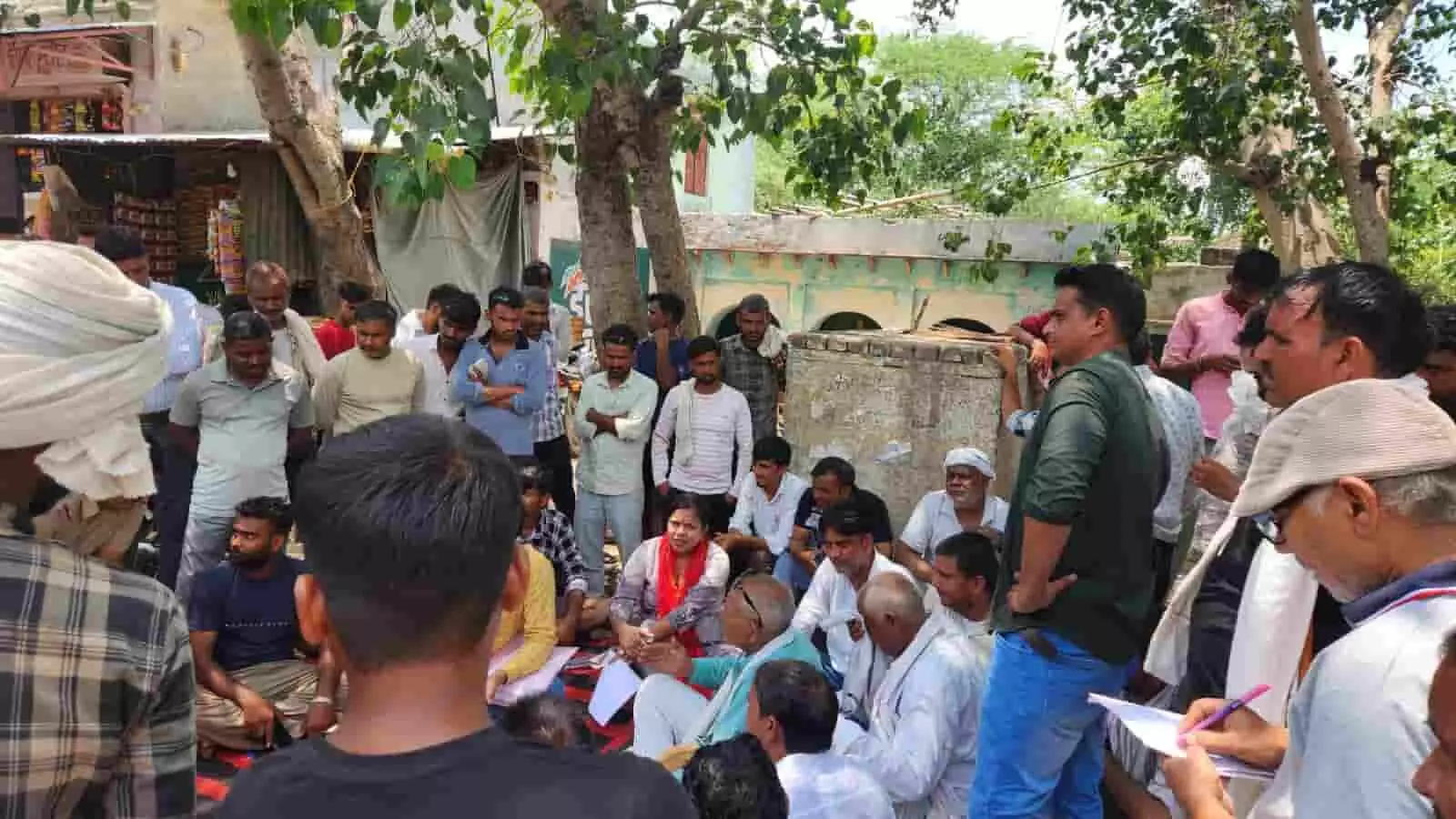 तस्वीर में डीग के सेत चौराहे पर सड़क निर्माण की मांग को लेकर धरने पर बैठे ग्रामीण दिखाई दे रहे हैं। तस्वीर में डीग के सेत चौराहे पर सड़क निर्माण की मांग को लेकर धरने पर बैठे ग्रामीण दिखाई दे रहे हैं।
