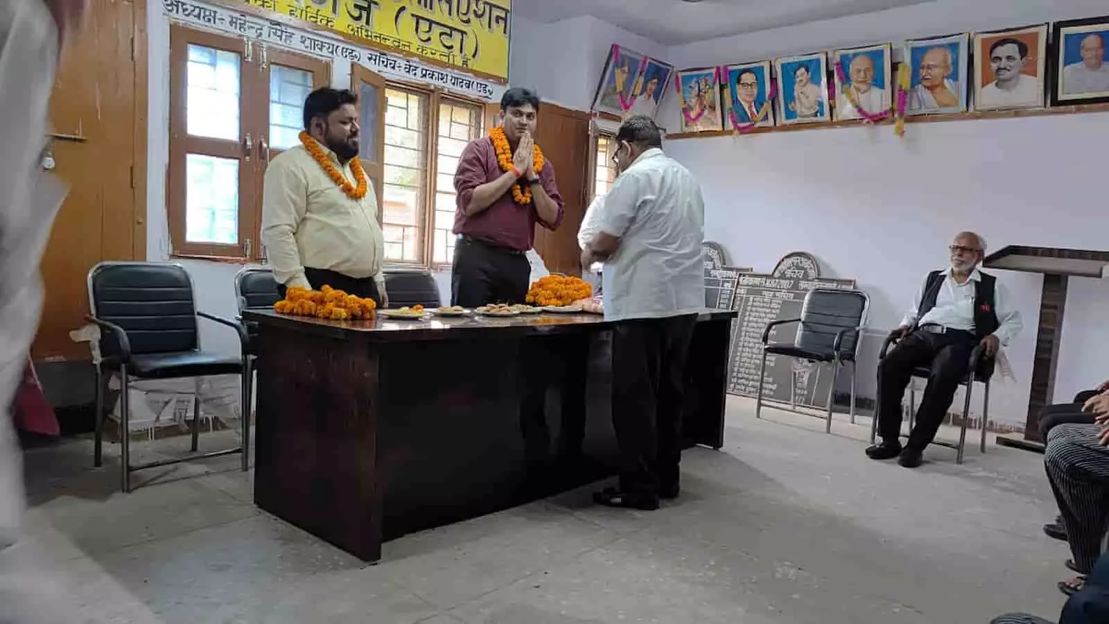 तस्वीर में अलीगंज तहसील कार्यालय में नवागत एसडीएम डॉ. शशी शेखर कुर्सी पर बैठकर फाइलों की समीक्षा कर रहे हैं। तस्वीर में अलीगंज तहसील कार्यालय में नवागत एसडीएम डॉ. शशी शेखर कुर्सी पर बैठकर फाइलों की समीक्षा कर रहे हैं।