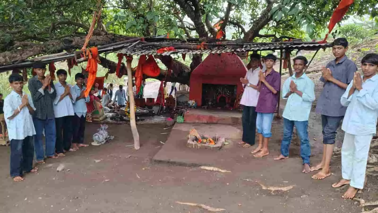 तस्वीर में विद्यार्थी जळोद स्थित पवित्र झिर परिसर में खड़े होकर प्रार्थना कर रहे हैं। तस्वीर में विद्यार्थी जळोद स्थित पवित्र झिर परिसर में खड़े होकर प्रार्थना कर रहे हैं।