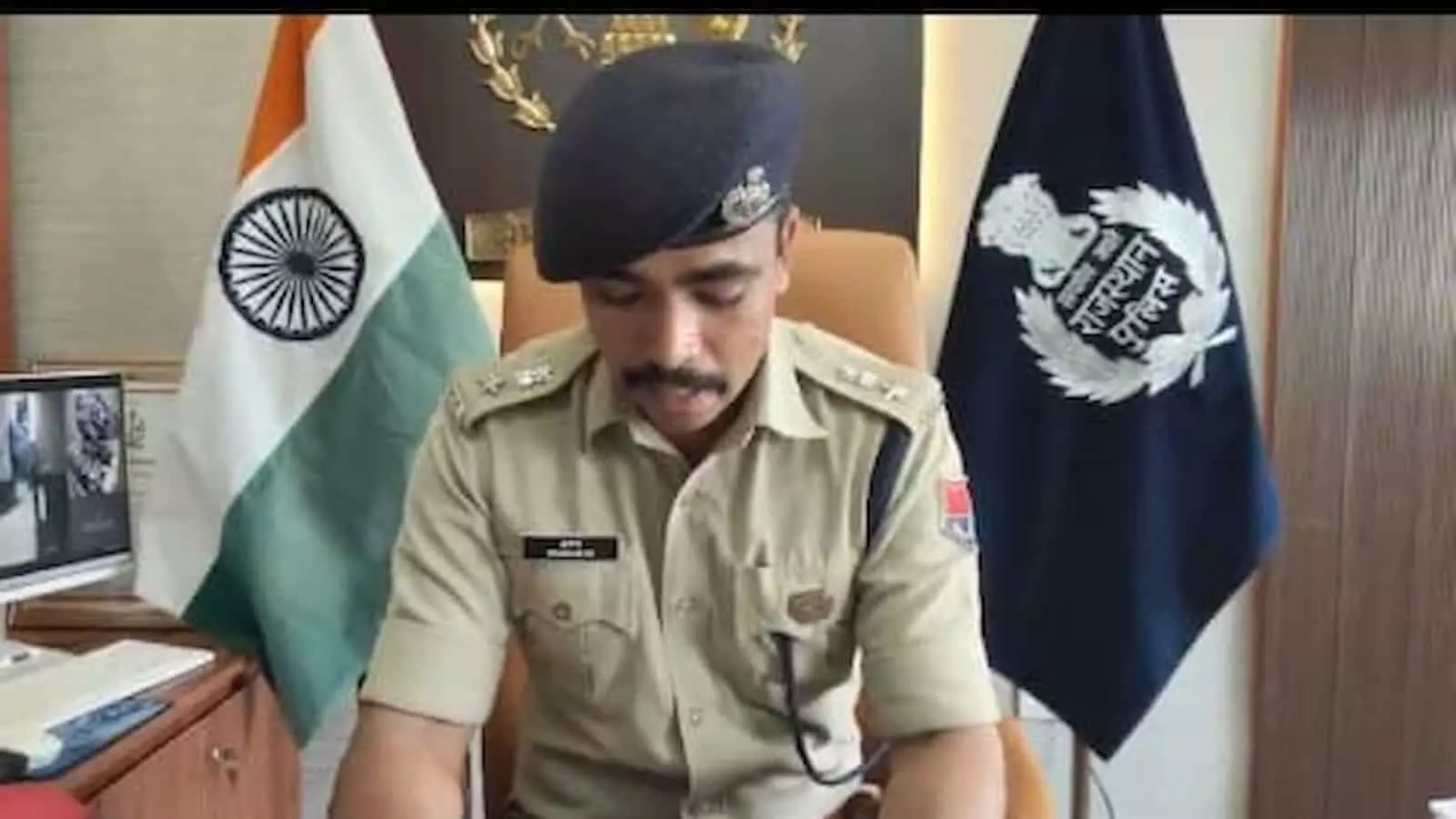 तस्वीर में पुलिस वर्दी पहने आईपीएस अधिकारी अपने कार्यालय की मेज पर बैठे दिख रहे हैं। तस्वीर में पुलिस वर्दी पहने आईपीएस अधिकारी अपने कार्यालय की मेज पर बैठे दिख रहे हैं।