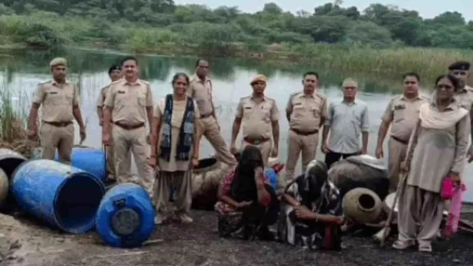 तस्वीर में आबकारी पुलिस टीम भीलवाड़ा में जब्त अवैध शराब और ड्रमों के पास खड़ी है। तस्वीर में आबकारी पुलिस टीम भीलवाड़ा में जब्त अवैध शराब और ड्रमों के पास खड़ी है।