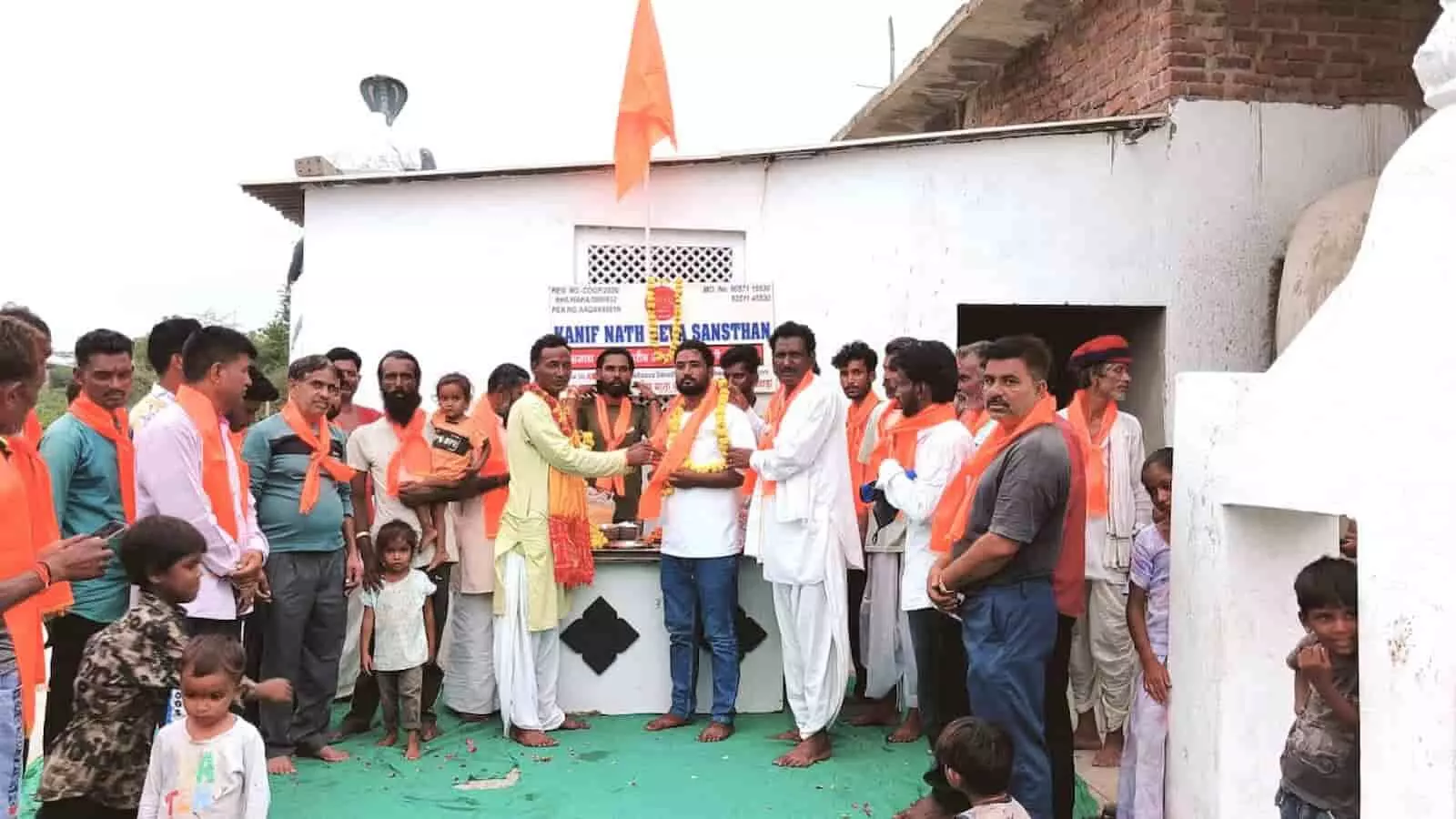 तस्वीर में भीलवाड़ा में कानिफनाथ सेवा संस्थान के उद्घाटन अवसर पर उपस्थित लोग दिख रहे हैं। तस्वीर में भीलवाड़ा में कानिफनाथ सेवा संस्थान के उद्घाटन अवसर पर उपस्थित लोग दिख रहे हैं।
