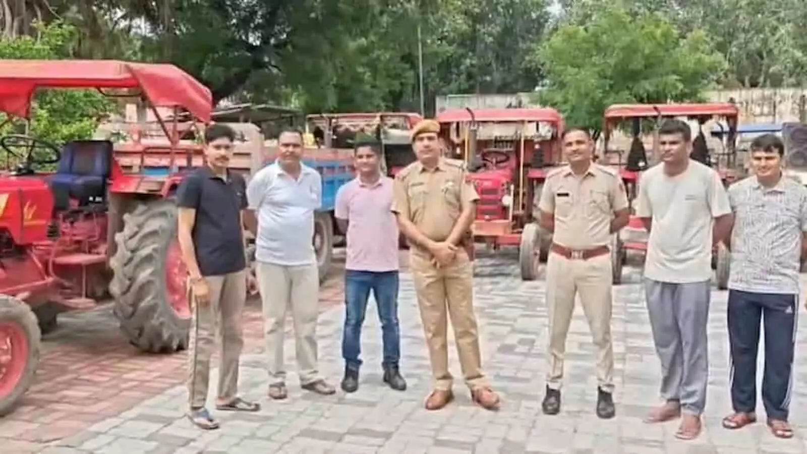 भीलवाड़ा में पुलिसकर्मियों और अन्य लोगों के साथ जब्त किए गए बजरी से लदे ट्रैक्टर-ट्रॉले। भीलवाड़ा में पुलिसकर्मियों और अन्य लोगों के साथ जब्त किए गए बजरी से लदे ट्रैक्टर-ट्रॉले।