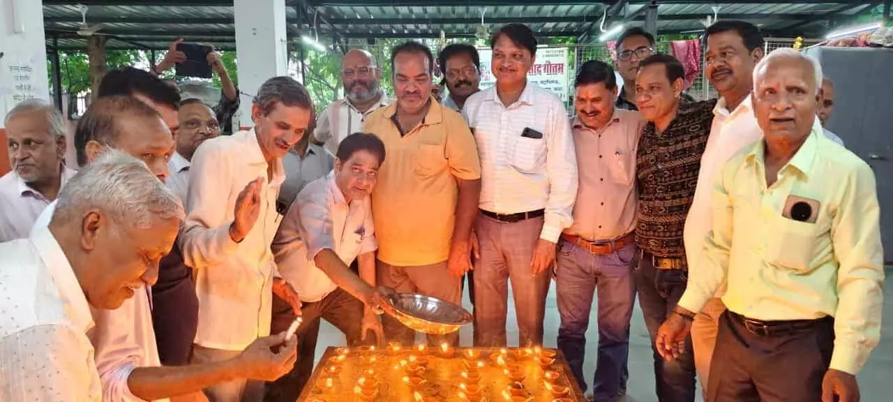 तस्वीर में हनुमान मंदिर परिसर में भाजपा कार्यकर्ताओं द्वारा दीप प्रज्ज्वलन किया जा रहा है। तस्वीर में हनुमान मंदिर परिसर में भाजपा कार्यकर्ताओं द्वारा दीप प्रज्ज्वलन किया जा रहा है।