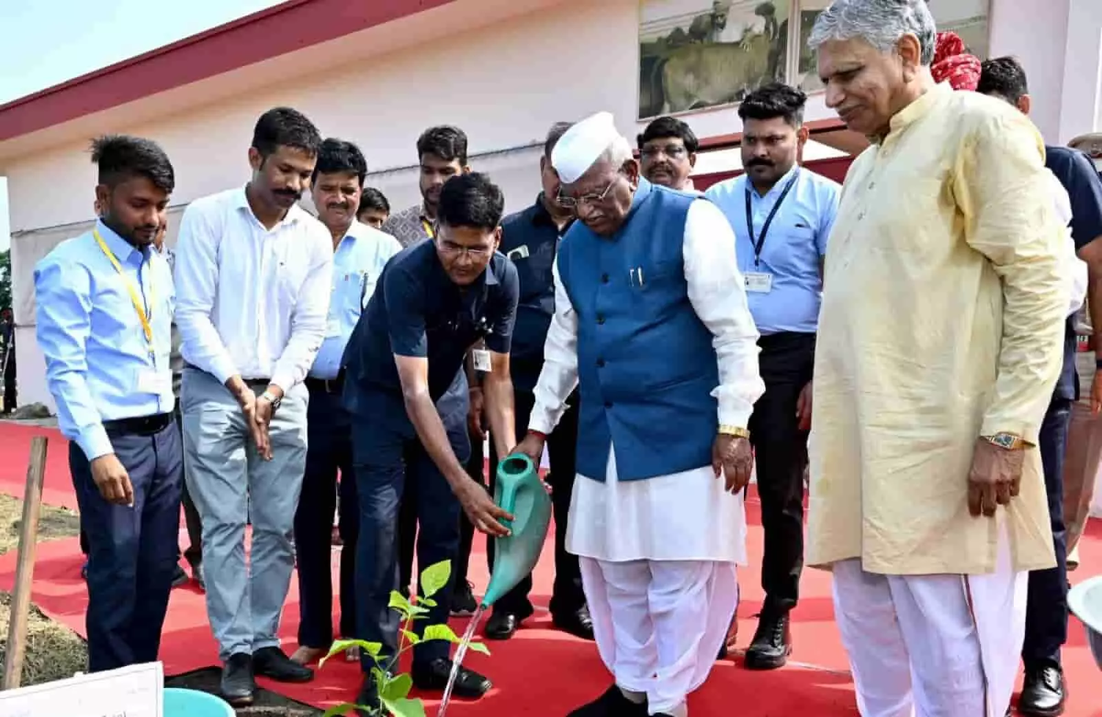 तस्वीर में राज्यपाल हरिभाऊ बागडे कोटा के जैविक कृषि अनुसंधान केंद्र में पौधा रोपण का अवलोकन कर रहे हैं। तस्वीर में राज्यपाल हरिभाऊ बागडे कोटा के जैविक कृषि अनुसंधान केंद्र में पौधा रोपण का अवलोकन कर रहे हैं।