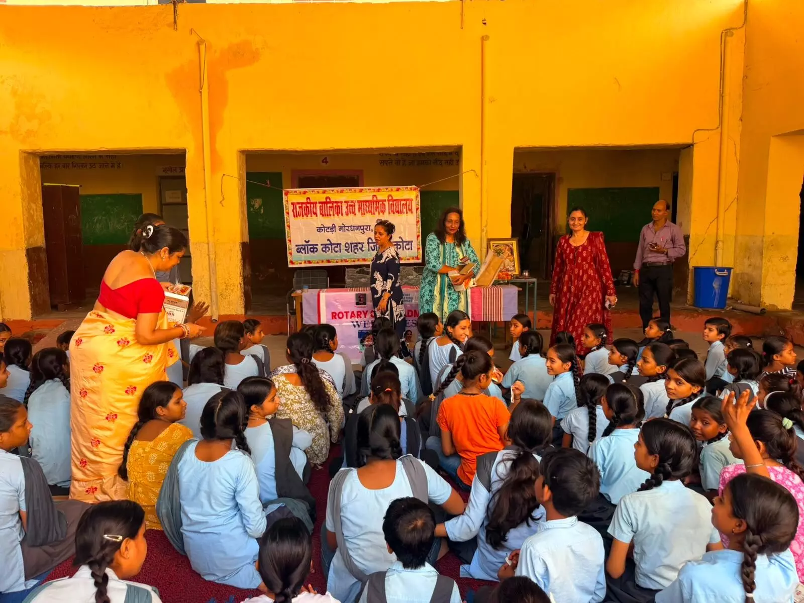 विद्यालय परिसर में विद्यार्थियों के बीच स्वास्थ्य जागरूकता कार्यक्रम आयोजित करतीं रोटरी क्लब की सदस्य। विद्यालय परिसर में विद्यार्थियों के बीच स्वास्थ्य जागरूकता कार्यक्रम आयोजित करतीं रोटरी क्लब की सदस्य।