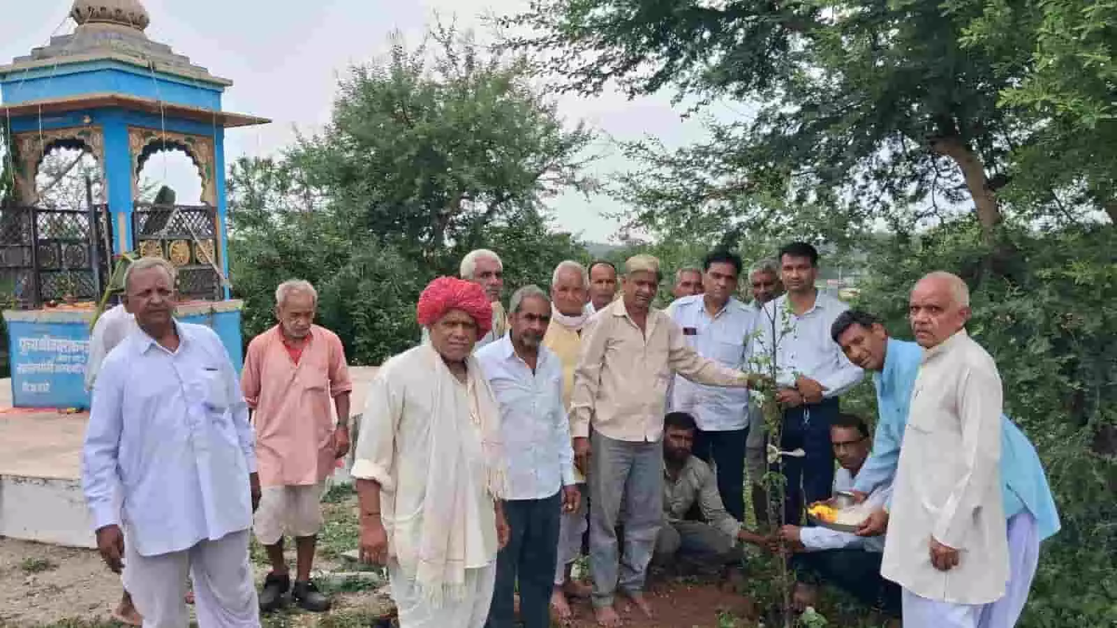 भैरव घाटी आश्रम परिसर में पौधा रोपते और पूजा-अर्चना करते हुए लोग। भैरव घाटी आश्रम परिसर में पौधा रोपते और पूजा-अर्चना करते हुए लोग।