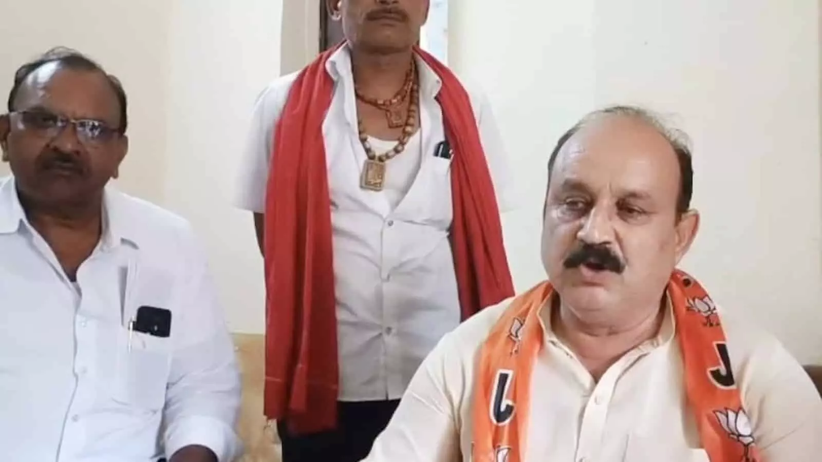 तस्वीर में अटरू कस्बे में पत्रकार वार्ता के दौरान बैठे भाजपा नेता। तस्वीर में अटरू कस्बे में पत्रकार वार्ता के दौरान बैठे भाजपा नेता।