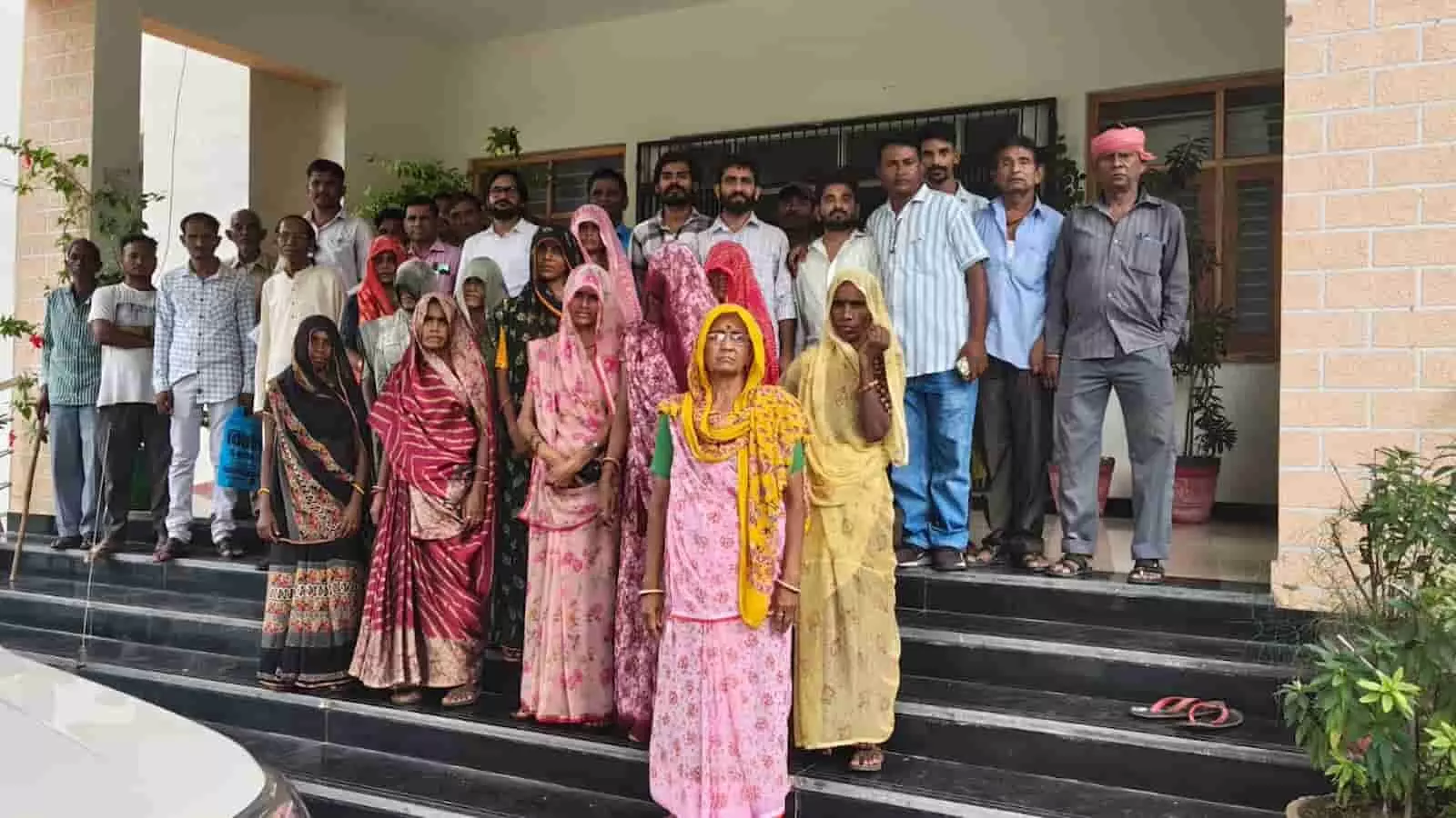 खेरवाड़ा के कारछा ग्राम पंचायत कार्यालय के बाहर सड़क समस्या को लेकर खड़े ग्रामीण और महिलाएं। खेरवाड़ा के कारछा ग्राम पंचायत कार्यालय के बाहर सड़क समस्या को लेकर खड़े ग्रामीण और महिलाएं।