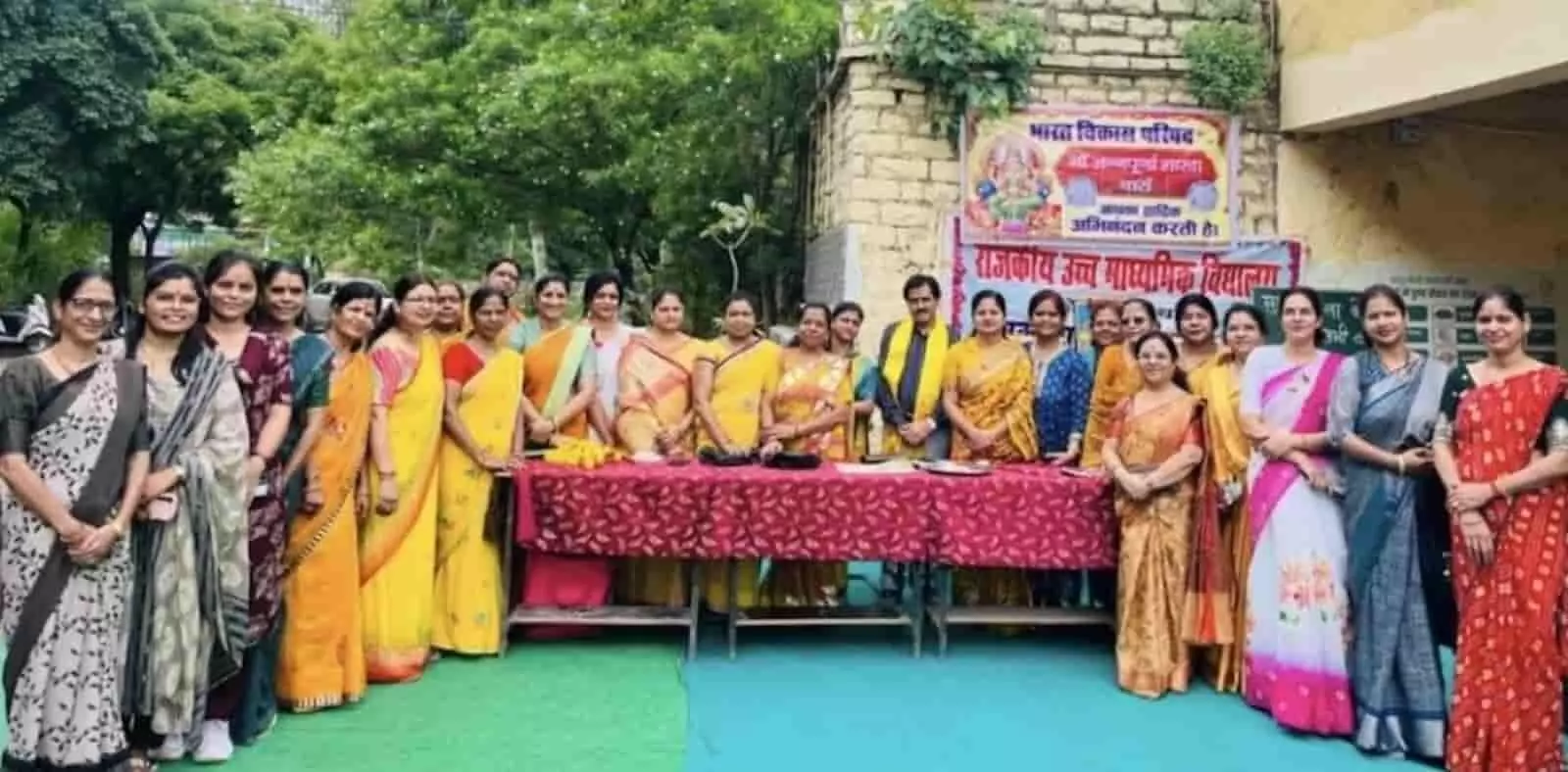 तस्वीर में भारत विकास परिषद की महिला सदस्याएँ और शिक्षक विद्यालय परिसर में खड़े हैं। तस्वीर में भारत विकास परिषद की महिला सदस्याएँ और शिक्षक विद्यालय परिसर में खड़े हैं।