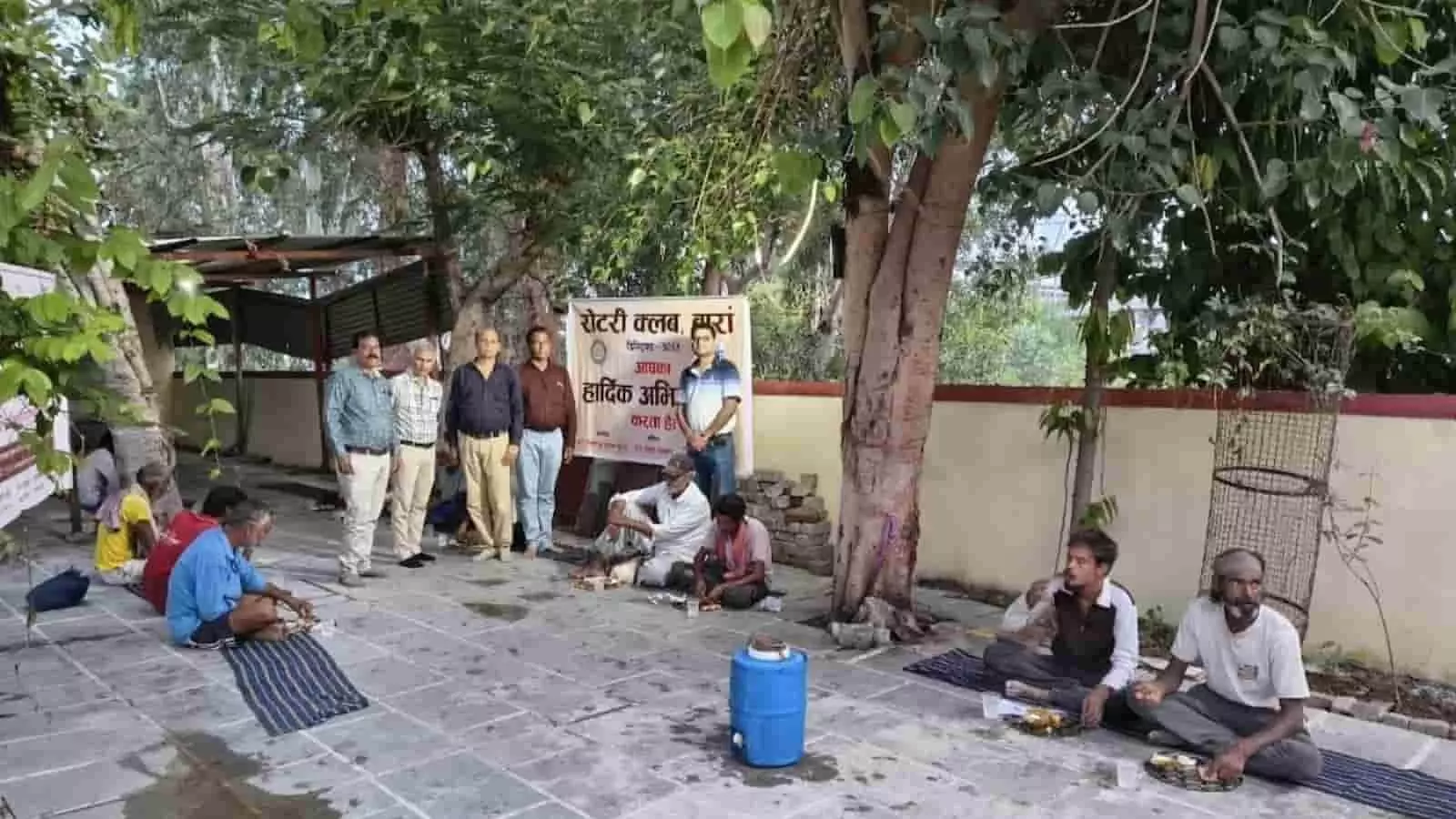 तस्वीर में बारां के मंदिर परिसर में जरूरतमंद लोगों को भोजन कराते हुए रोटरी क्लब के सदस्य दिख रहे हैं। तस्वीर में बारां के मंदिर परिसर में जरूरतमंद लोगों को भोजन कराते हुए रोटरी क्लब के सदस्य दिख रहे हैं।