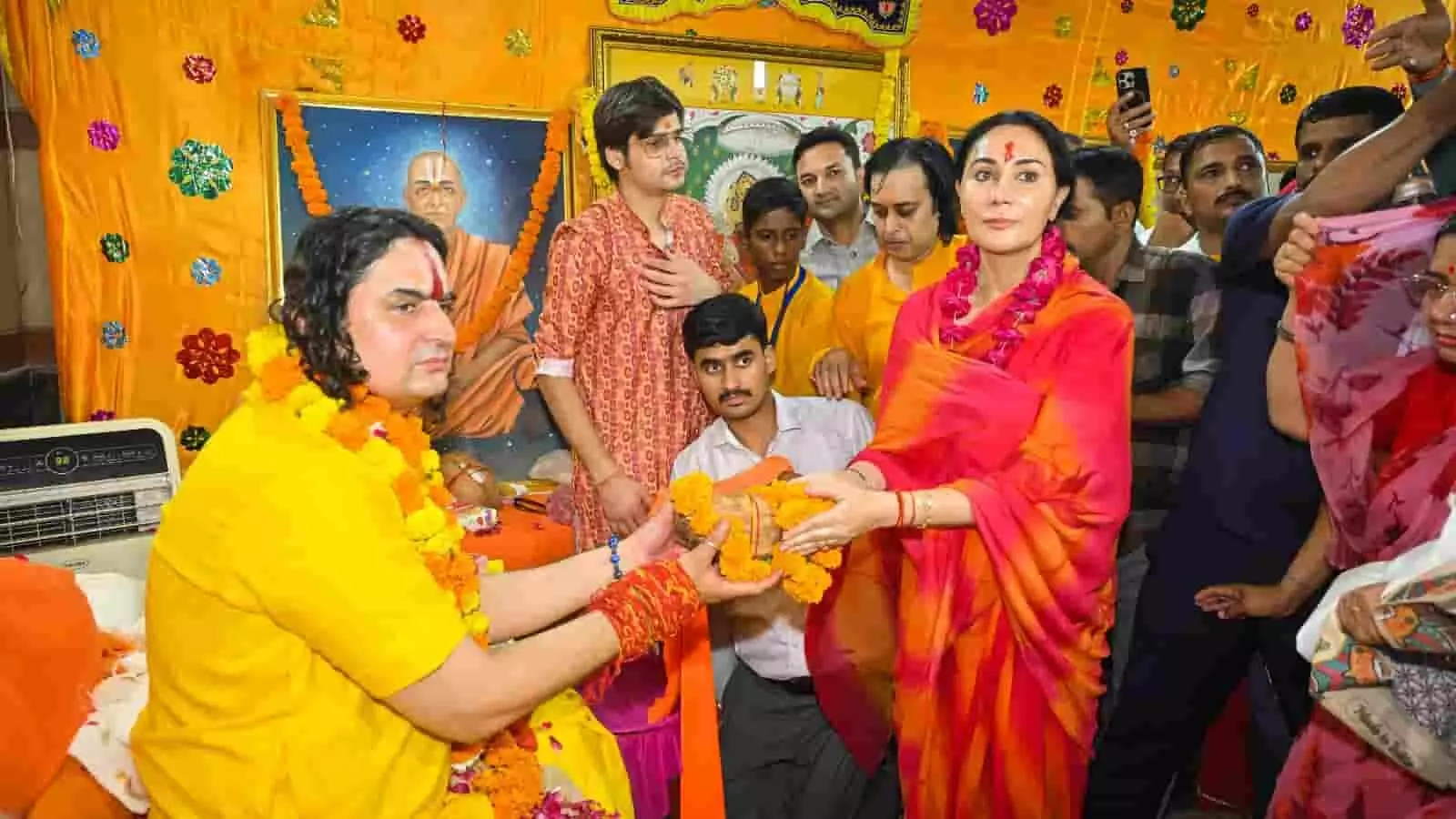 हाथोज धाम मंदिर परिसर में स्वामी बालमुकुंदाचार्य का गुरु पूजन करतीं उपमुख्यमंत्री दीया कुमारी की तस्वीर। हाथोज धाम मंदिर परिसर में स्वामी बालमुकुंदाचार्य का गुरु पूजन करतीं उपमुख्यमंत्री दीया कुमारी की तस्वीर।