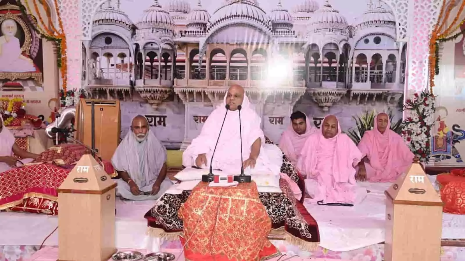 माणिक्यनगर रामद्वारा धाम में मंच पर प्रवचन देते आचार्य श्रीरामदयालजी महाराज और अन्य संतगण। माणिक्यनगर रामद्वारा धाम में मंच पर प्रवचन देते आचार्य श्रीरामदयालजी महाराज और अन्य संतगण।