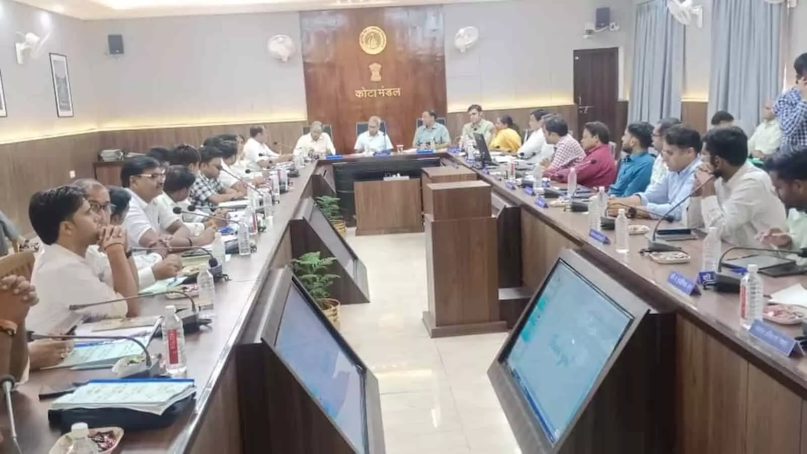 कोटा मंडल रेल प्रबंधक कार्यालय सभागार में बैठक में बैठे अधिकारी। कोटा मंडल रेल प्रबंधक कार्यालय सभागार में बैठक में बैठे अधिकारी।
