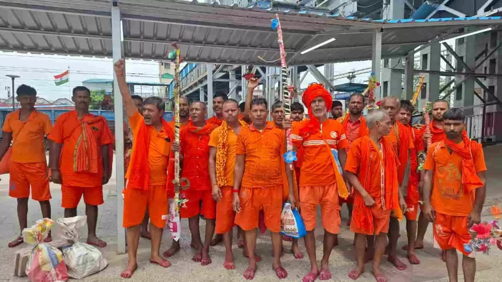 पंडित दीनदयाल उपाध्याय नगर रेलवे स्टेशन प्लेटफॉर्म पर खड़े भगवा वस्त्रधारी कांवड़ियों का समूह। पंडित दीनदयाल उपाध्याय नगर रेलवे स्टेशन प्लेटफॉर्म पर खड़े भगवा वस्त्रधारी कांवड़ियों का समूह।