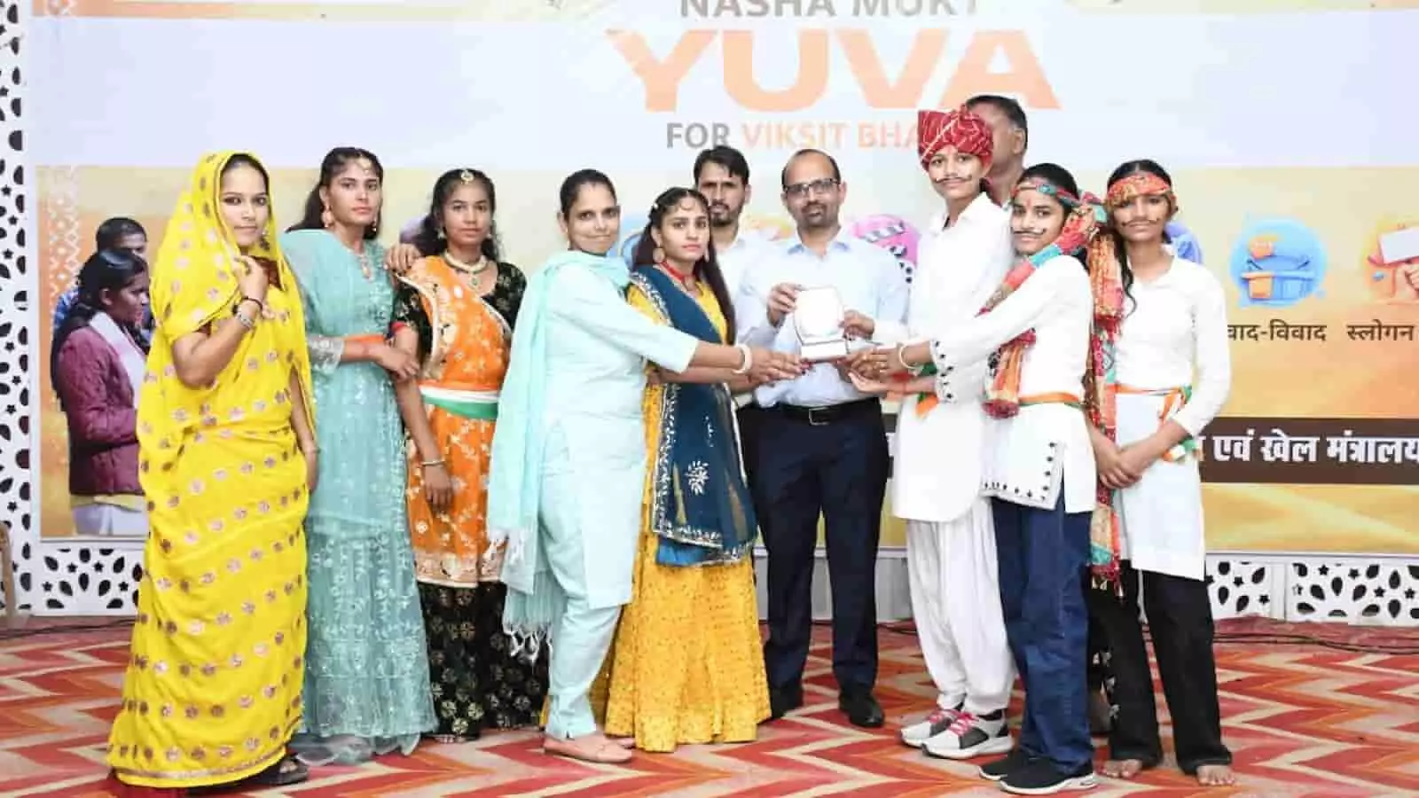 तस्वीर में सवाई माधोपुर के कार्यक्रम में विजेता प्रतिभागियों को सम्मानित करते अतिथि दिख रहे हैं। तस्वीर में सवाई माधोपुर के कार्यक्रम में विजेता प्रतिभागियों को सम्मानित करते अतिथि दिख रहे हैं।