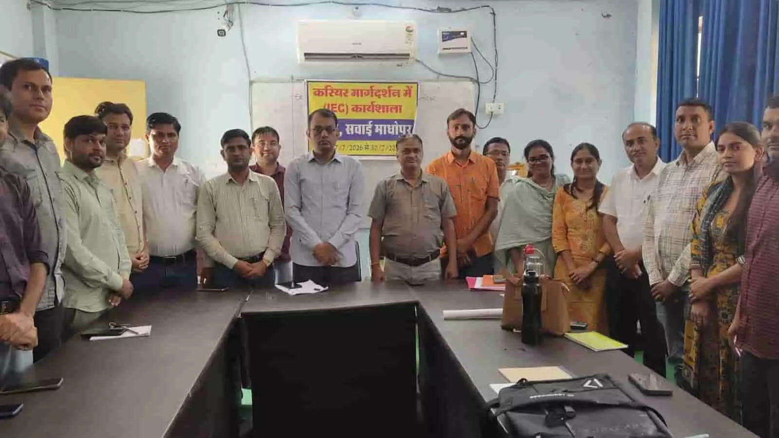 तस्वीर में सवाई माधोपुर डाइट कार्यशाला में खड़े शिक्षक और अधिकारी नजर आ रहे हैं। तस्वीर में सवाई माधोपुर डाइट कार्यशाला में खड़े शिक्षक और अधिकारी नजर आ रहे हैं।