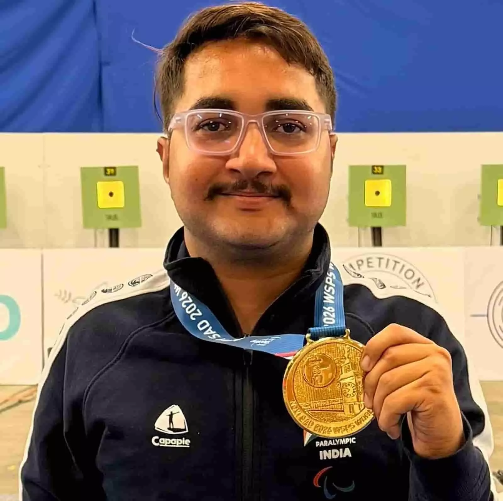 पैरा शूटर राहुल शर्मा शूटिंग रेंज में स्वर्ण पदक दिखाते हुए नजर आ रहे हैं। पैरा शूटर राहुल शर्मा शूटिंग रेंज में स्वर्ण पदक दिखाते हुए नजर आ रहे हैं।