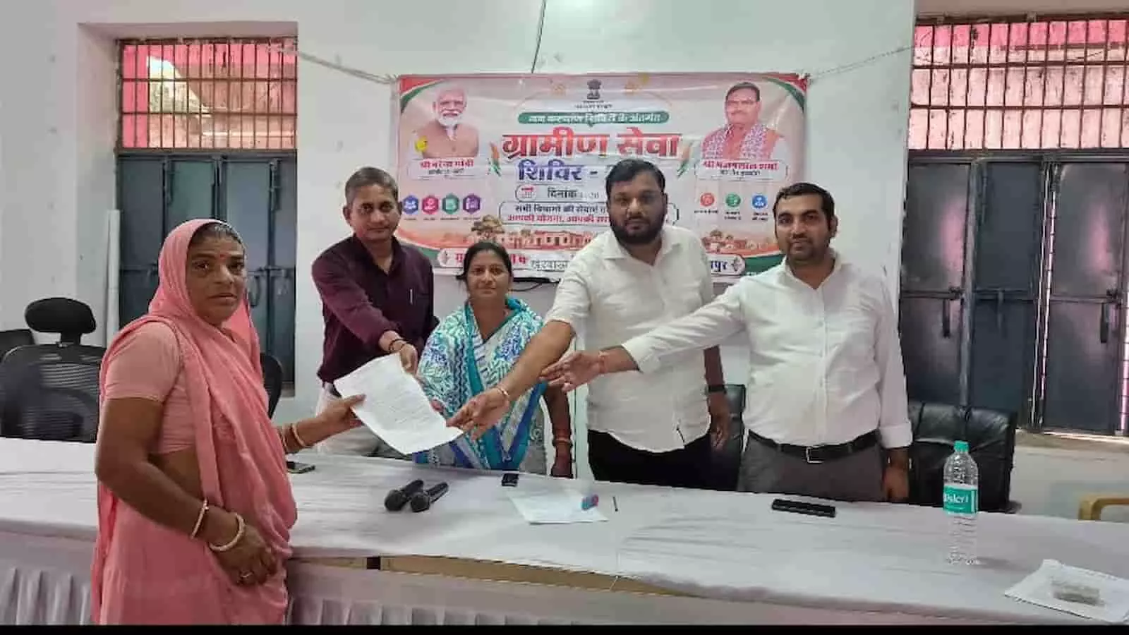 खेरवाड़ा में ग्रामीण सेवा शिविर के दौरान अधिकारियों द्वारा महिला को समाधान पत्र दिया जा रहा है। खेरवाड़ा में ग्रामीण सेवा शिविर के दौरान अधिकारियों द्वारा महिला को समाधान पत्र दिया जा रहा है।