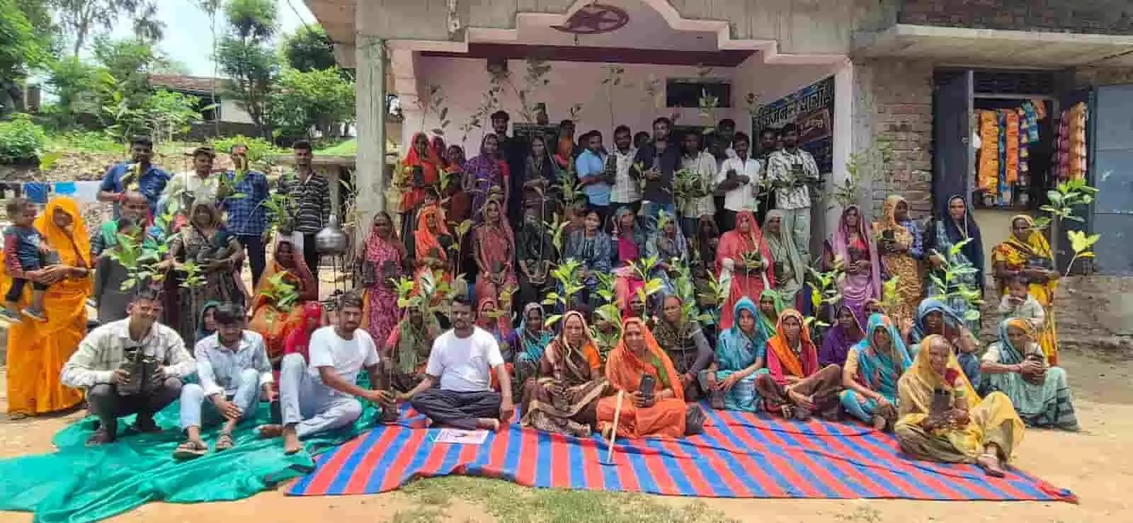 तस्वीर में ग्रामीण और अतिथि बम्बाला गांव में पौधे हाथ में लेकर बैठे दिख रहे हैं। तस्वीर में ग्रामीण और अतिथि बम्बाला गांव में पौधे हाथ में लेकर बैठे दिख रहे हैं।