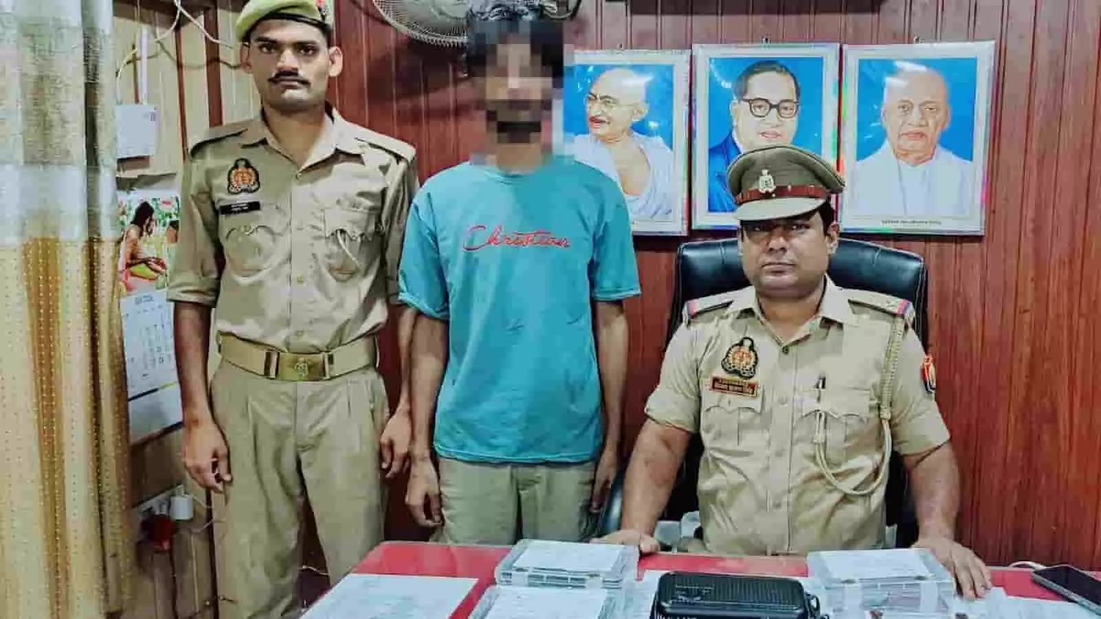 तस्वीर में चंदौली में पुलिस हिरासत में खड़ा आरोपी और पुलिसकर्मी नजर आ रहे हैं। तस्वीर में चंदौली में पुलिस हिरासत में खड़ा आरोपी और पुलिसकर्मी नजर आ रहे हैं।