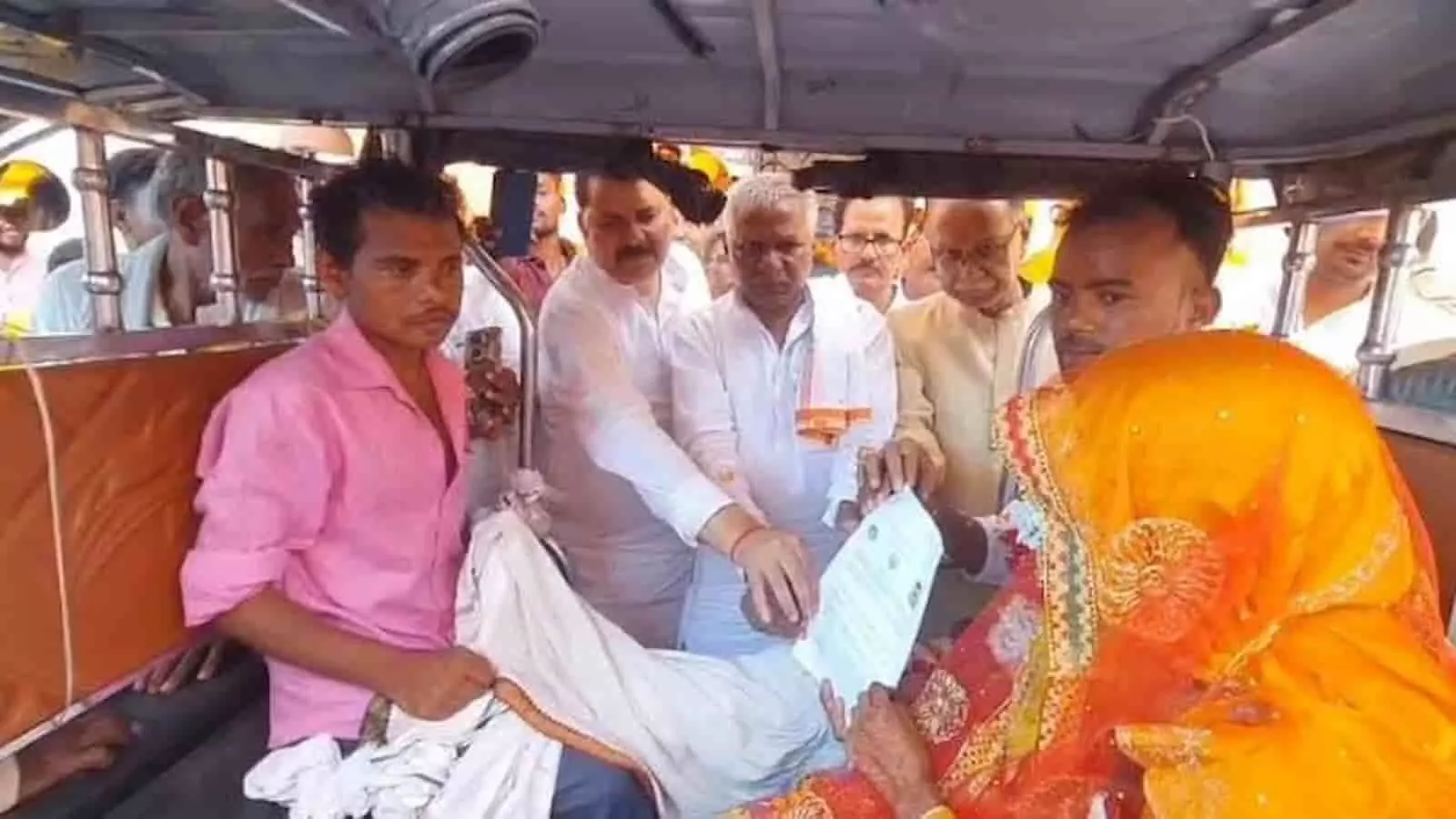 सावन के पहले दिन चकिया में 27 जोड़े बने जीवनसाथी, सामूहिक विवाह समारोह के दौरान वर सड़क हादसे का हुआ शिकार