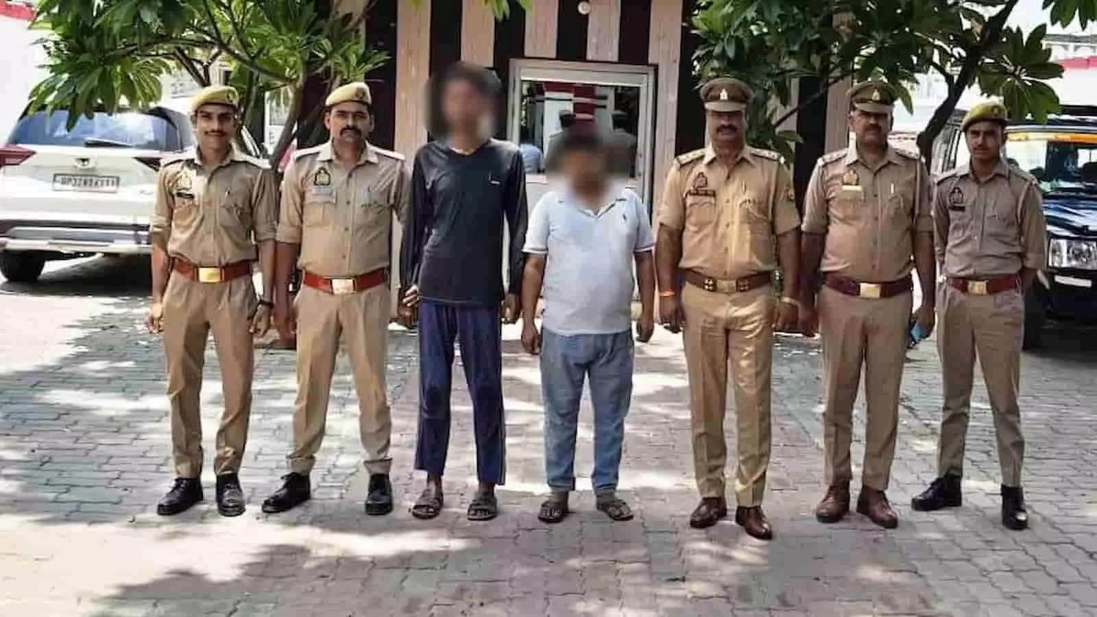रायबरेली पुलिस स्टेशन के बाहर पुलिस अधिकारियों की हिरासत में खड़े दो अभियुक्त। रायबरेली पुलिस स्टेशन के बाहर पुलिस अधिकारियों की हिरासत में खड़े दो अभियुक्त।