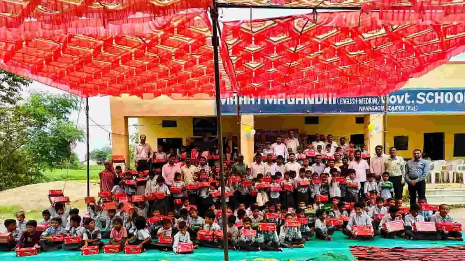 महात्मा गांधी राजकीय विद्यालय में विद्यार्थियों को स्कूल शूज वितरित करते हुए डॉ. एन.के. नागर और ग्रामीण। महात्मा गांधी राजकीय विद्यालय में विद्यार्थियों को स्कूल शूज वितरित करते हुए डॉ. एन.के. नागर और ग्रामीण।