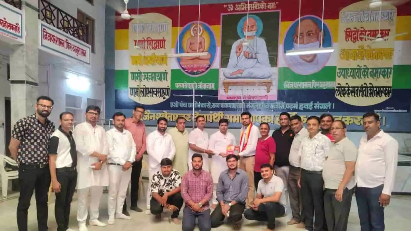 तस्वीर में गंगापुर के तेरापंथ सभा भवन में स्मारक के सामने खड़े परिषद के सदस्य दिख रहे हैं। तस्वीर में गंगापुर के तेरापंथ सभा भवन में स्मारक के सामने खड़े परिषद के सदस्य दिख रहे हैं।