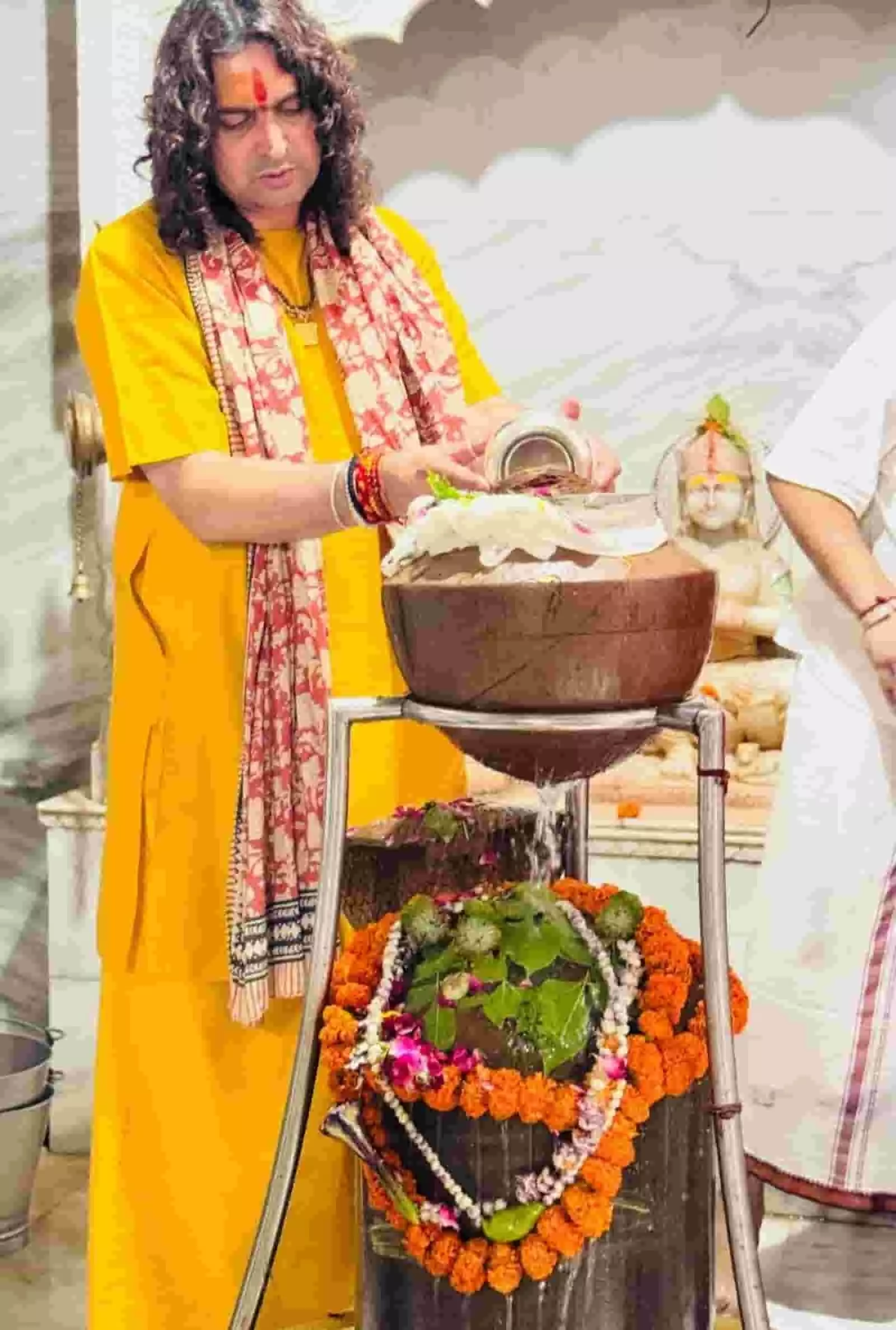 तस्वीर में स्वामी बालमुकुंदाचार्य हाथोज धाम मंदिर में भगवान शिव का जलाभिषेक कर रहे हैं। तस्वीर में स्वामी बालमुकुंदाचार्य हाथोज धाम मंदिर में भगवान शिव का जलाभिषेक कर रहे हैं।