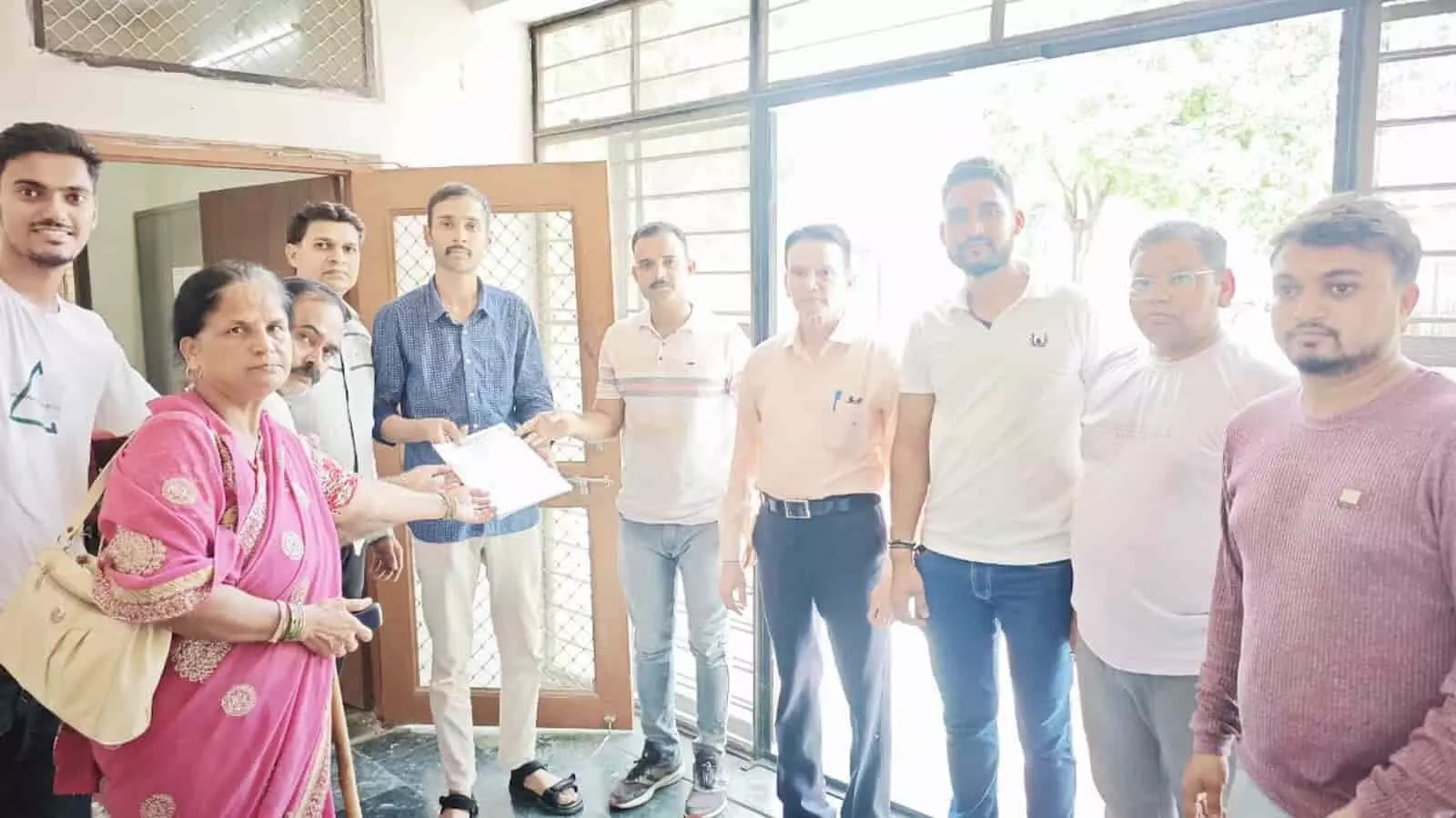ऋषभदेव डिप्टी ऑफिस में चोरी की घटनाओं के विरोध में ज्ञापन सौंपते विप्र सेना के सदस्य। ऋषभदेव डिप्टी ऑफिस में चोरी की घटनाओं के विरोध में ज्ञापन सौंपते विप्र सेना के सदस्य।
