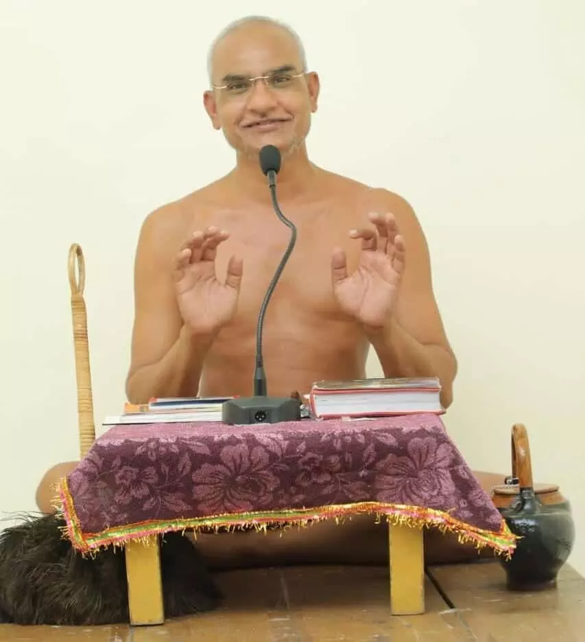 तस्वीर में मुनिश्री 108 संस्कार सागर जी महाराज पिड़ावा में प्रवचन देते हुए दिख रहे हैं। तस्वीर में मुनिश्री 108 संस्कार सागर जी महाराज पिड़ावा में प्रवचन देते हुए दिख रहे हैं।