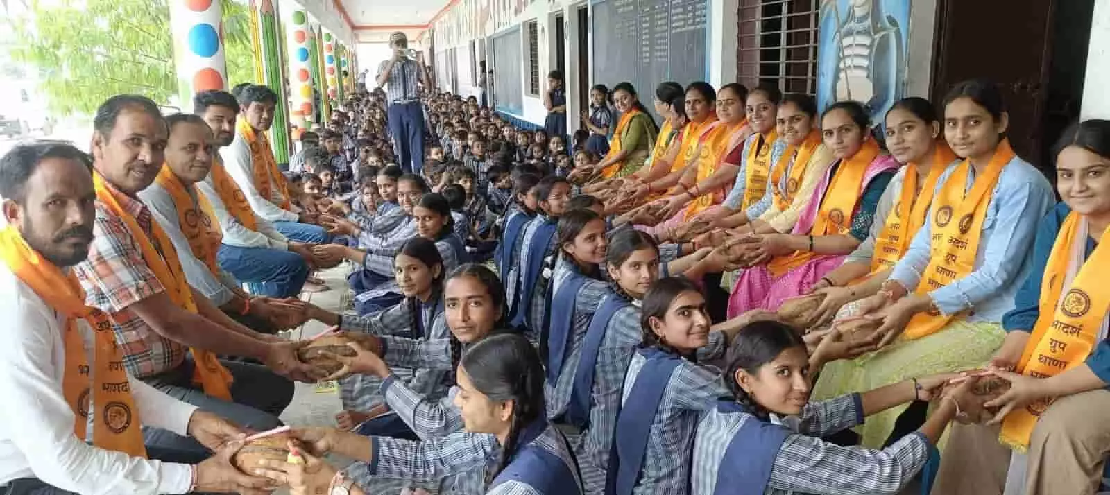 तस्वीर में थाणा विद्यालय के प्रांगण में गुरु पूर्णिमा पर शिक्षक और विद्यार्थी नजर आ रहे हैं। तस्वीर में थाणा विद्यालय के प्रांगण में गुरु पूर्णिमा पर शिक्षक और विद्यार्थी नजर आ रहे हैं।
