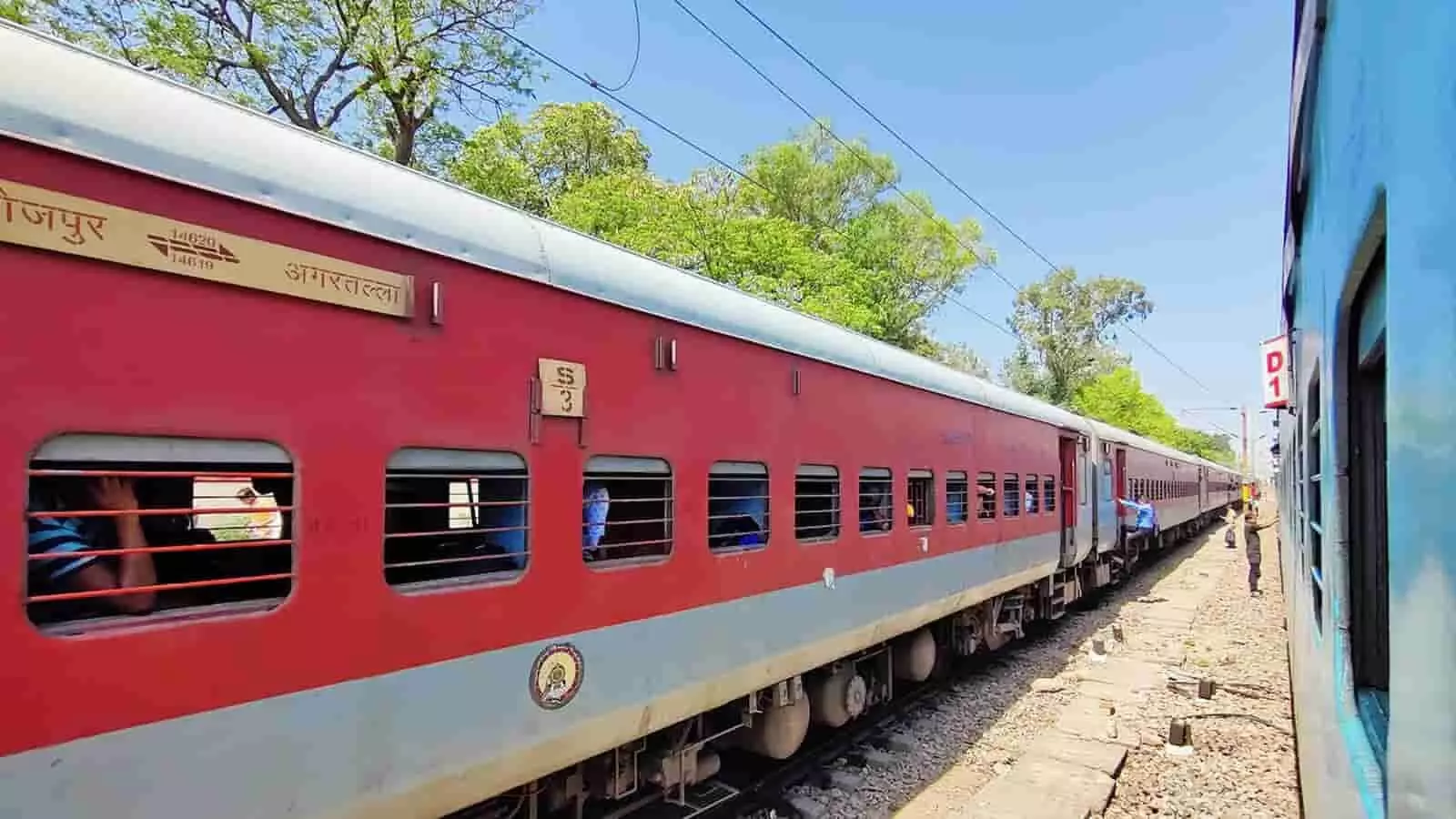 रेलवे स्टेशन की पटरियों पर दिन के समय खड़ी लाल अगरतला-फिरोजपुर एक्सप्रेस ट्रेन। रेलवे स्टेशन की पटरियों पर दिन के समय खड़ी लाल अगरतला-फिरोजपुर एक्सप्रेस ट्रेन।